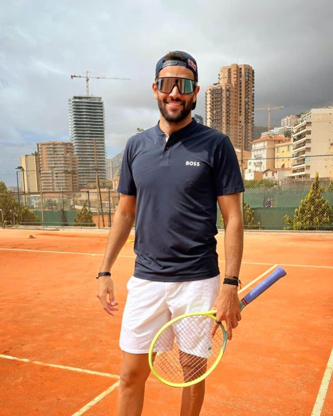 マッテオ・ベレッティーニのインスタグラム：「Back on court following some good news from the medical team. Very light sessions for now 🎾🧱💪  @BOSS #BOSSeyewear #BeYourOwnBOSS」