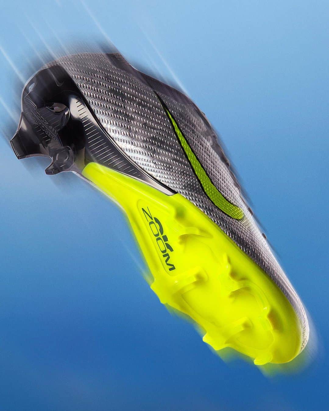 ナイキフットボールさんのインスタグラム写真 - (ナイキフットボールInstagram)「Speed recognizes speed 🤝  The new Mercurial 25 colorway and @fedexchiesa are both accelerating the game at 25 years ⚡️ #NikeFootball  📸: @futbolemotion」5月16日 1時37分 - nikefootball