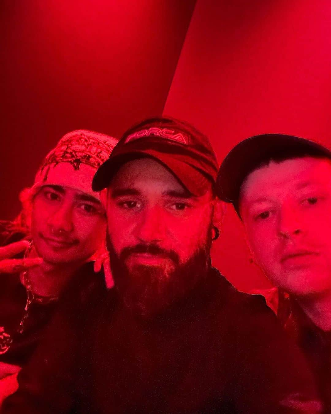 スクリレックスさんのインスタグラム写真 - (スクリレックスInstagram)「UPDATE: London is Londoning  Next album is albuming  🫶🇬🇧🫶」5月16日 1時41分 - skrillex