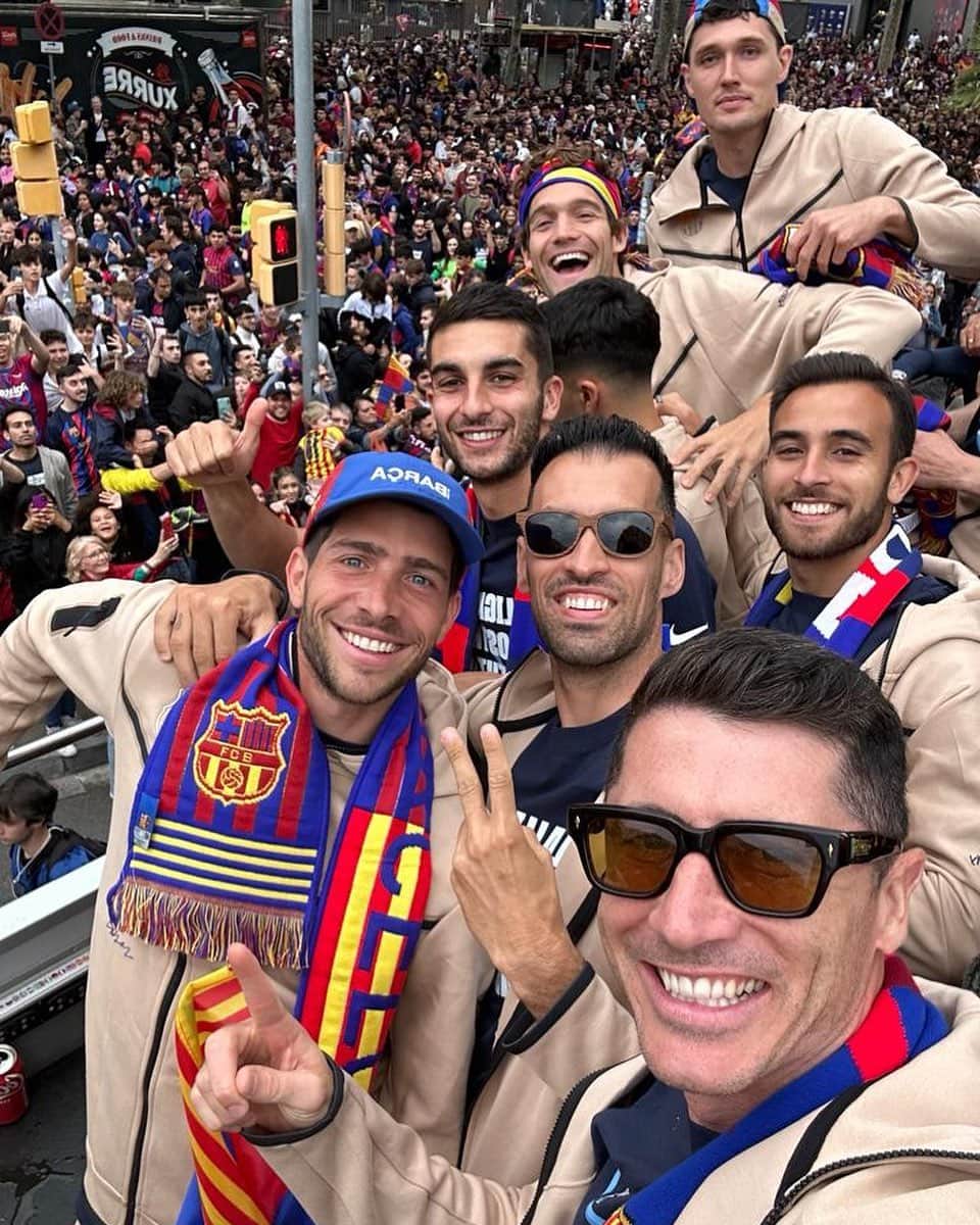 ロベルト・レヴァンドフスキのインスタグラム：「Visca el Barça!!   @fcbarcelona」