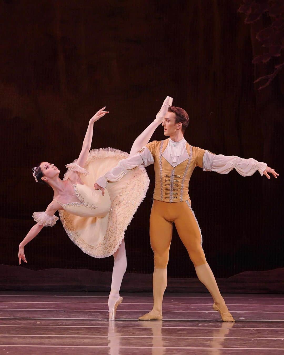 マリア・コーレワのインスタグラム：「What Tchaikovsky’s music does to you during the Dream Scene in “Sleeping Beauty” is out of this world… Just listening to it on stage is a miracle. And when you dance to it!..  Thank you @_evgeny_konovalov_balletfamily for partnership and @anfffoto for the wonderful pictures ✨  Что с нами делает музыка Чайковского во время Сцены Видения в «Спящей Красавице»… Просто слушать ее на сцене — это чудо. А когда можно под нее танцевать!.. Спасибо @_evgeny_konovalov_balletfamily за партнерство и @anfffoto за чудесные фотографии ✨」