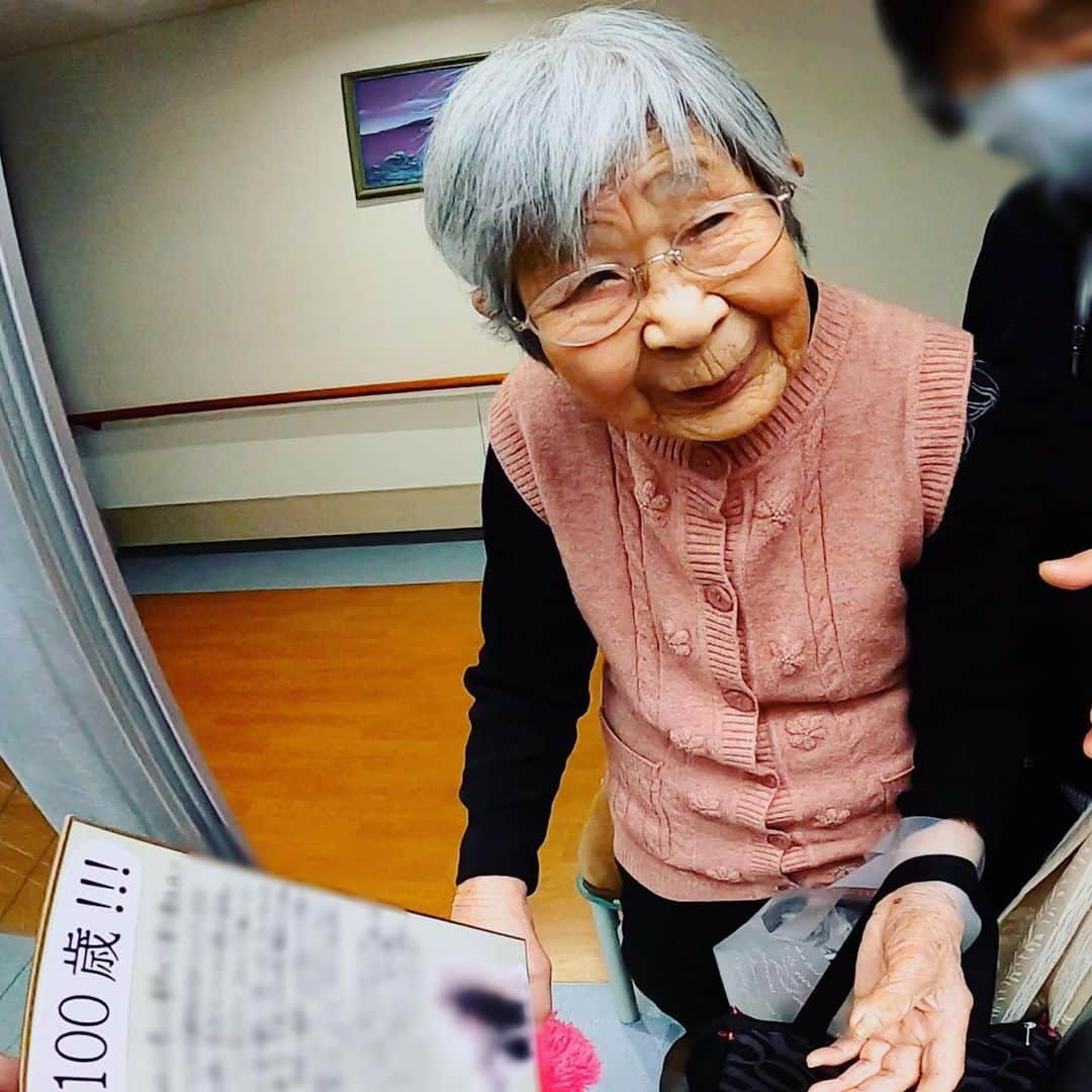 YoYoさんのインスタグラム写真 - (YoYoInstagram)「"一生忘れられない母の日" 祖母100歳と感動の再会を果たす事ができました。  先日の3月に100歳を迎えたという健在の祖母、衝撃のニュース。今、祖母の居る徳島県＝母の故郷まで絶対に会いに行かなきゃいけない！そう思いながら計画した旅が、母の日タイミングとぴったり重なっていたのは必然！そう思わずにはいられない、旅。  自分にとっては13年振りとなる祖母との再会。つい最近施設での生活を送ることになった100歳の祖母が、果たして自分の事(孫)を認識してくれるのだろうか！？いや、自分の母(娘)のことさえ、認識できるのだろうか！？と想像のつかない中、20分間という貴重な面会時間を予約設定して、徳島へ向かいました。  この日の天気は雨。 行かなくちゃ、君に会いに行かなくちゃ、君の元へ行かなくちゃ、雨に濡れ♫そんな歌詞が、メロディーが急に聞こえてくるようなシチュエーションw 施設で祖母の登場を心待ちにする、、、頭上からぽつぽつと降る、施設の吹き抜け中庭で待機していると、杖をつきながら施設内をゆっっっくり歩いてくる祖母の姿が！！そして再会！！！  「お母さん！！」「おばあちゃーん！！」 13年前と変わらない姿、いや、髪の毛全部白髪になりむしろパワーアップを遂げたような元気な祖母との再会を果たす事ができました！  耳がとにかく遠い。相当大声でしゃべりかけても声が届きずらい中、認識してもらおうと、必死に"娘が会いに来た事"を説明する母に、顔を見つめて返す回答は、、、「知らんよぉ〜」 それを受け「そっかぁー！うーん！」会えて嬉しいけど切ない気持ちが入り混じり、涙になって今にも溢れ出しそう。。変わらない祖母の優しい笑みがそこにはあるから余計に・・・。  そんな中用意していった「おばあちゃん祝★100歳の寄せ書き」を渡すことに成功、目標を果たす事ができました。 そこには13年前に撮影した"自分と祖母の写真" 「これ、前に一緒に撮影したんだよ！」「どこで撮ったん？」「東京！」と、、、まるで記憶を失ってしまった人への説明のようなやり取りを繰り広げながら、時折り祖母が呼んでくれる自分の名前、、、きっとわかってくれているだろう、と期待せずいられない、なんとも不思議で嬉しい時間。  「こんな雨降りはいかんわ。大変じゃったわぁ。晴れた日に、顔がよく見える日に来なさい！気ぃ〜つけてな！！！」と何度も言う祖母は、相手を認識できていなかったとしても、相手をケアする言葉を並べ、いつも通りの優しさで本当に泣けちゃいました。  「知らんわよぉ。」と言いながらも最後の最後に祖母発信で母の名前を喋り出した時は、衝撃的な嬉しさ(°▽°)そんなやり取りの貴重すぎる15分間。  祖母100歳、母70歳というタイミングで祖母に会いに行く旅を計画でき、感動の再会を果たせた事、一生忘れられない母の日となりました。  祖母の素晴らしい活力に、元気をもらいながら、これからも健康でいてくれる事を願って。。。  相手を常に気遣う心を教えてくれた祖母。 「誰かと何かを分け合う時は、必ず大きい方を相手にあげなさい。」 小さい頃からそう教わった母親は、小さい頃から、同じように息子へ教えました。  改めてそんな話を思い出しながら、この言葉の意味を考えさせられながら、、、お墓参り、親戚に会う旅、母の故郷を巡る有意義な旅を終えたのでした。  きっと寄せ書きを見た祖母が、後日沢山の事を思い出してくれている事を願って。。。  完  #母の日 #祖母100歳  #祖母と再会 #徳島」5月16日 1時58分 - yoyo_soffet