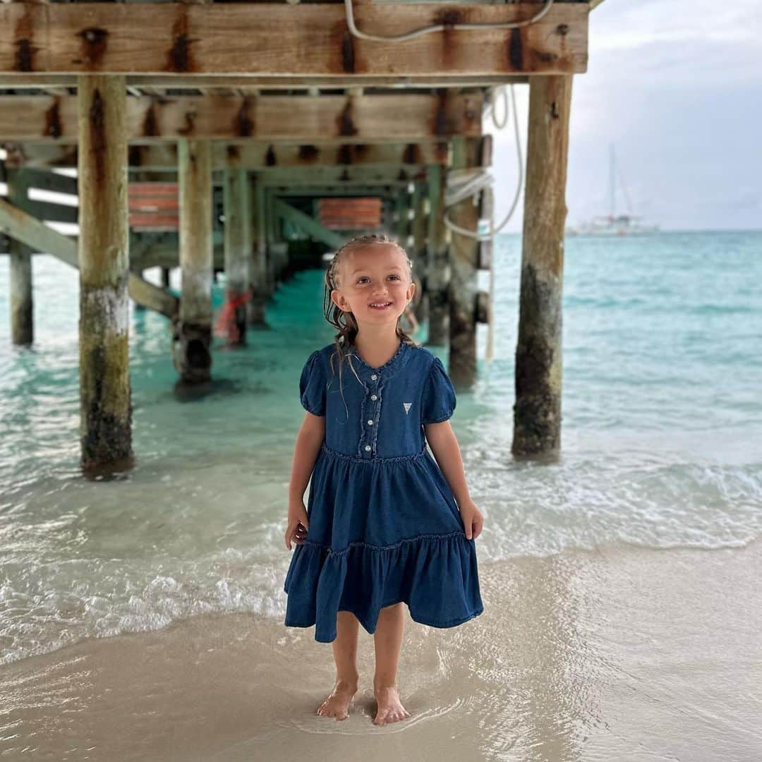 ジェイミー・レイのインスタグラム：「Sun kissed ☀️  #turksandcaicos #islands #travelwithkids」