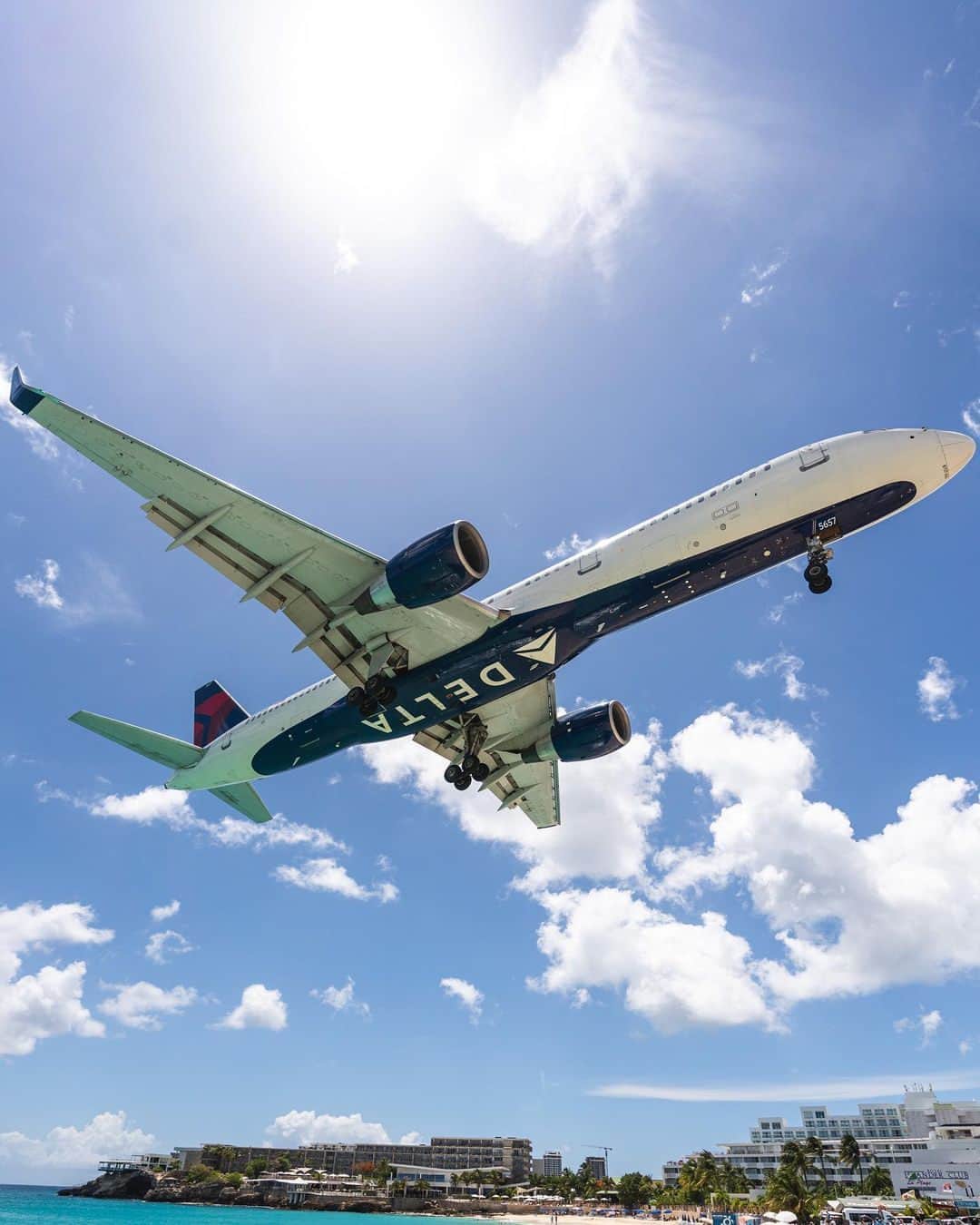 デルタ航空のインスタグラム：「We heard this is our best angle.  Photo: @benlathwell」