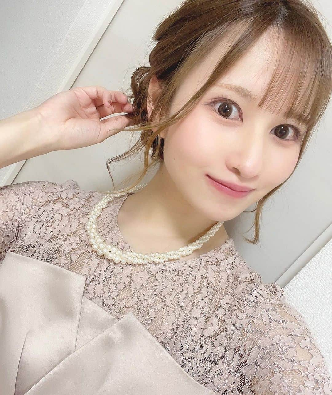 白宮奈々のインスタグラム：「. 先日、お友達の結婚式に 行かせていただいてきましたっ☺️✨ . そのときの写真ですっ！！ 珍しく少し大人風？？な私はどうですか？？✨ . . 結婚式って本当に色々な重みがあって、 本当に貴重で大切なものなんだなって すっごく実感しました。 . 私もいつか…結婚できるかなぁ🥺 . . . . . . ❤️写真集『ビキニパークへようこそ』発売中❤️ . ❤️トレーディングカード発売中❤️ . . . #ミスFLASHグランプリ #ミスFLASH #アイドル #idol #モデル #model  #童顔  #japanesegirl #japaneseidol  #asiangirls #asian #asianbeauty  #ig_japan #igers #picoftheday #lingerie  #童顔女子 #低身長女子 #低身長  #低身長コーデ #かわいいものが好き #ファッション #ファッションコーデ  #ヘアアレンジ #ヘアスタイル  #結婚式ヘアアレンジ #結婚式コーデ」