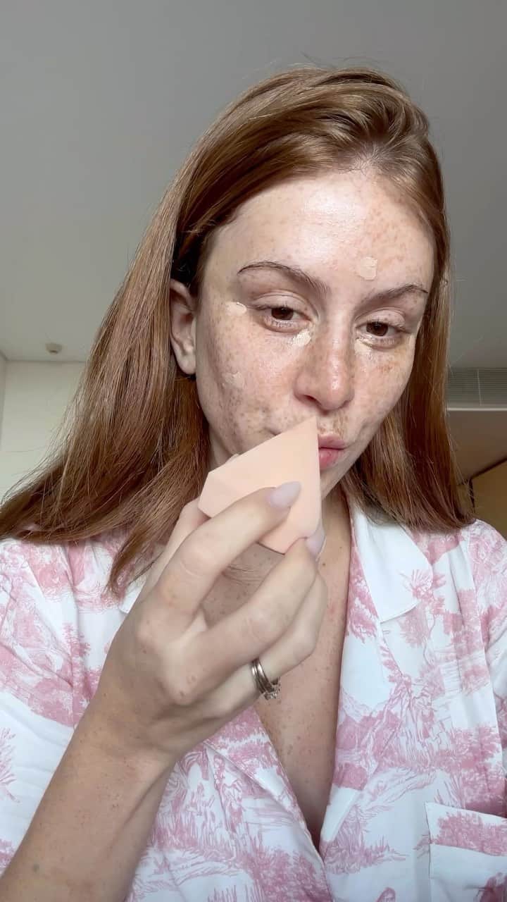 マリ・マリアのインスタグラム：「Maquiagem para quem não gosta de maquiagem 😅 Usei  Base velvet @marimariamakeup bege claro1  Paleta color palette  Fire kiss ❤️‍🔥」