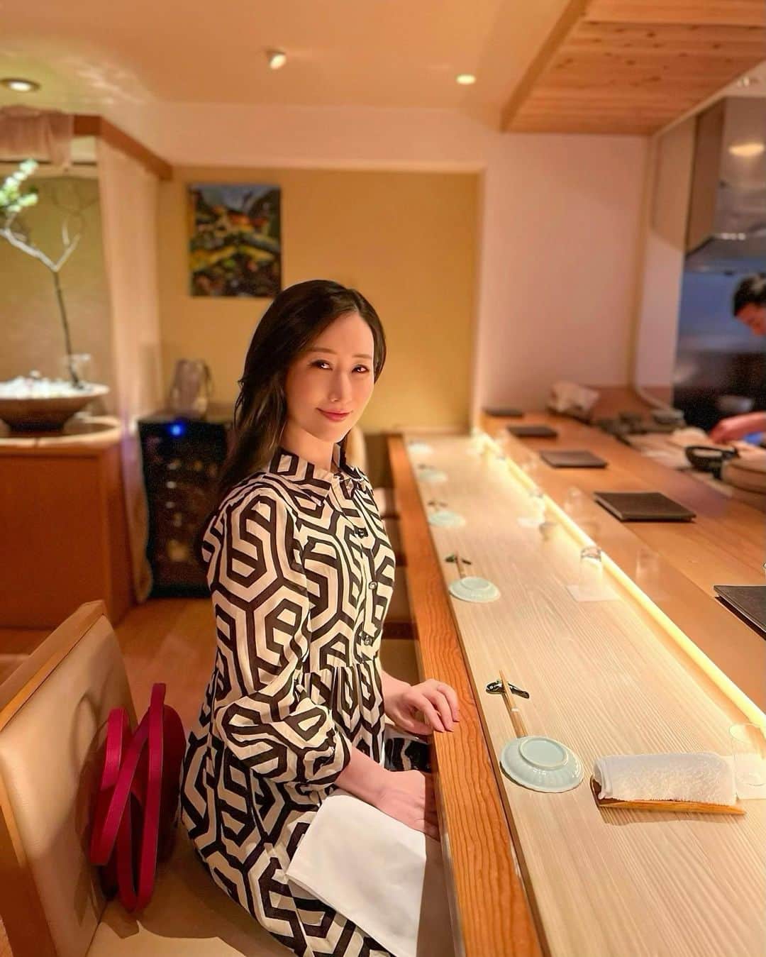 高倉絵理さんのインスタグラム写真 - (高倉絵理Instagram)「西麻布のマンションの一室に看板を出さず佇む 鮨処『きたむら』 ⁡ 赤酢のシャリはかなり小さめで 女性の方には嬉しいかも。  つまみと合わせて20品位。 日本酒と一緒に最後まで美味しくいただきました。  久々に日本酒飲んだけどやっぱり”作”が好き♡ ⁡ 📍きたむら 東京都港区西麻布1-4-41 麻布ファースト4F  #きたむら #西麻布きたむら #西麻布 #乃木坂 #西麻布グルメ #乃木坂グルメ #港区グルメ #お寿司 #寿司好きな人と繋がりたい #鮨 #隠れ家レストラン #東京グルメ #西麻布ディナー」5月16日 7時47分 - eri_t28
