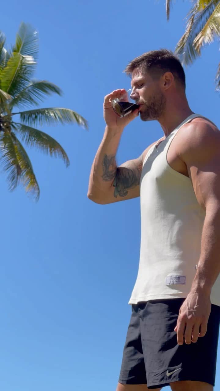 Jonas Sulzbachのインスタグラム：「Quem aí também ama um cafezinho passado na hora?? ☕️ Praticidade na hora de passar aquele cafezinho, o Drip Coffee Dark Roast de @3coracoes da conta do recado! Um café em dose individual de excelente qualidade para preparar em qualquer lugar. Vai lá no site  @mercafe e garanta o seu ☕️」