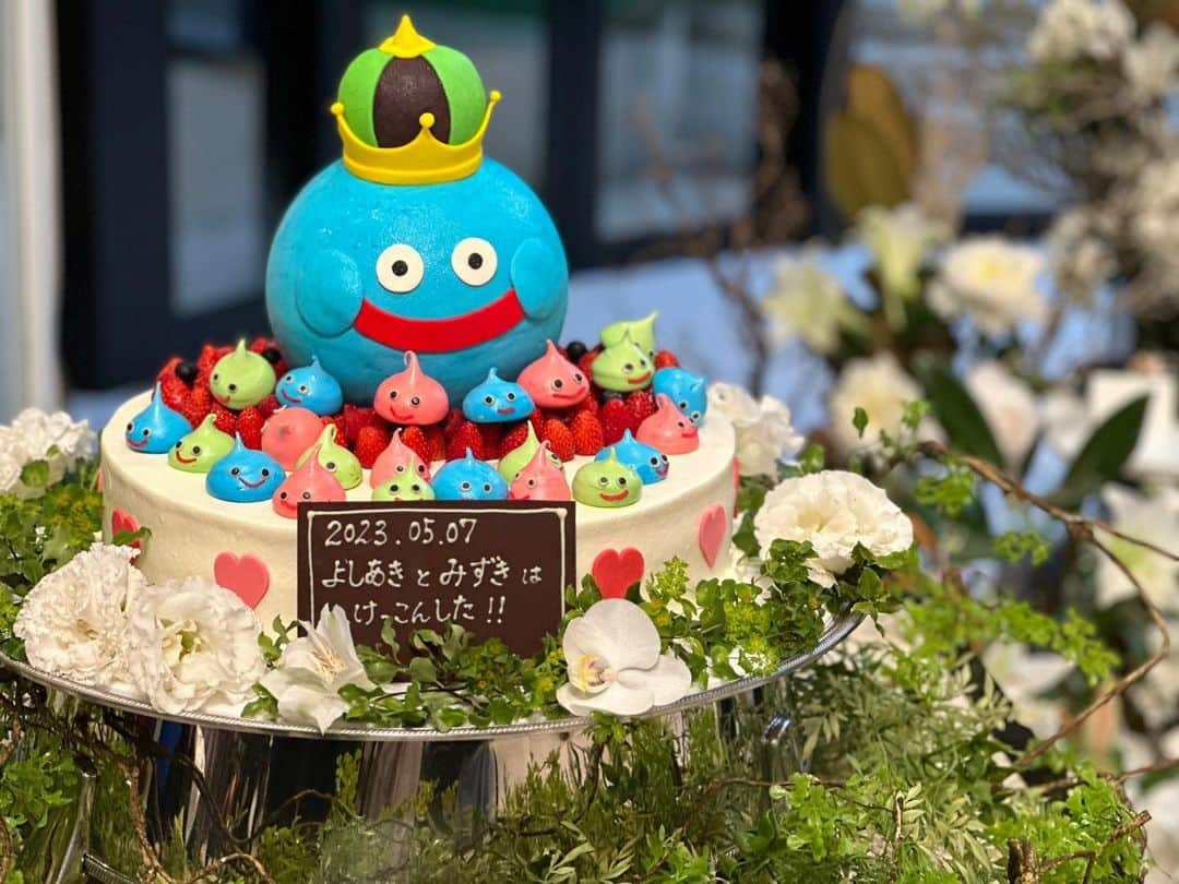 黒田瑞貴のインスタグラム：「ドラクエのウエディングケーキ🎂 ロトの剣は、たまたま居合わせた勇者が抜いて貸してくれました！  ドレス当ては、自分では結構難しくしたつもりが、友人にはバレバレだったみたいで、ななと遥さんに景品が当たりました😂！」