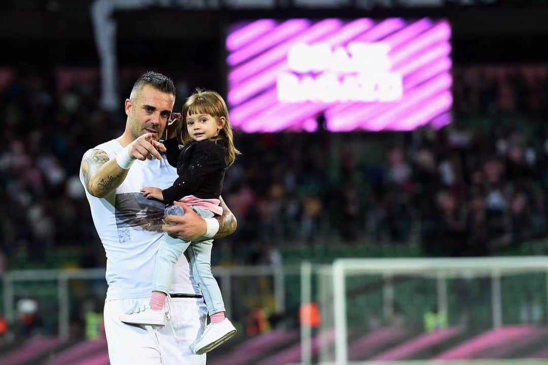 ステファノ・ソレンティーノのインスタグラム：「INDIMENTICABILE 💗🖤  @palermofficial  #Salvezza  #Palermo」