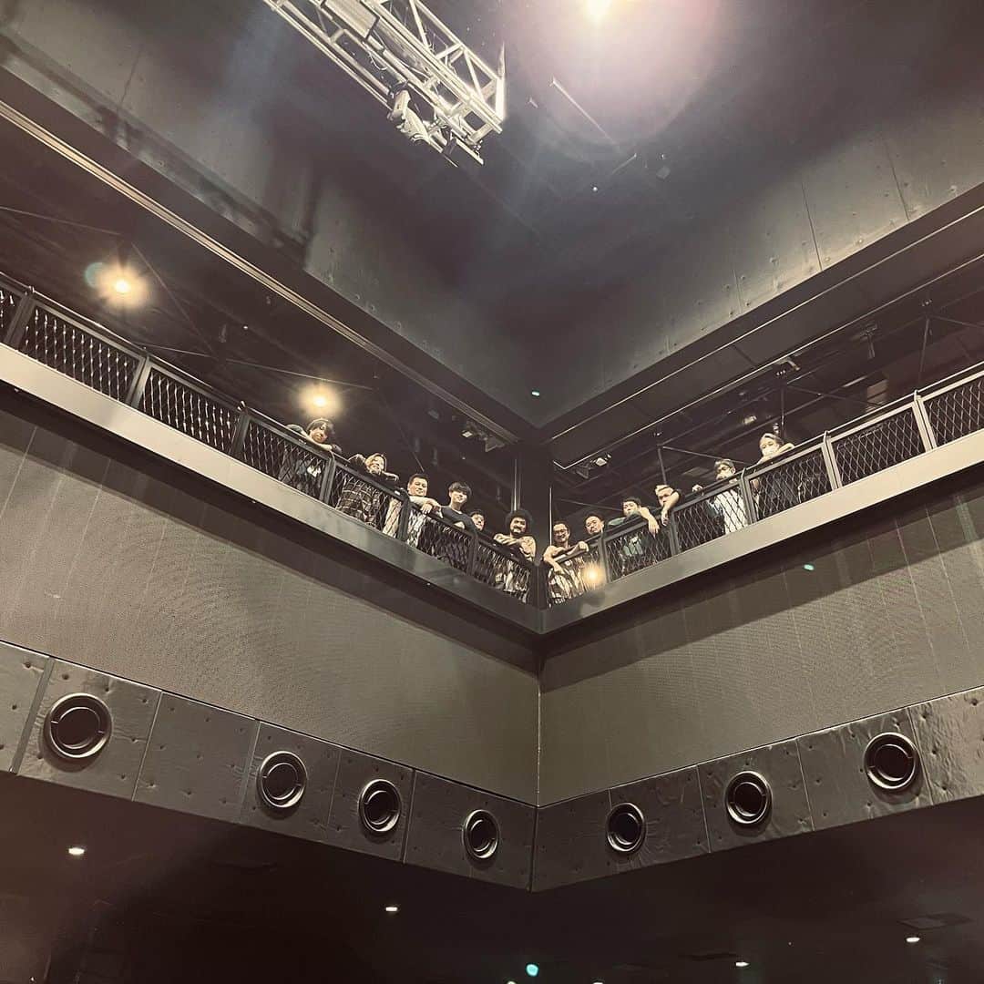 長岡亮介のインスタグラム：「ペトロールズ “ Petrolz is in the air　- spring again - ” ツアーが終わりまして、またひとつ良い思い出が出来ました。スタッフの皆さんにはいつも甘えてばかりです。お疲れさまでした。 生演奏ってイイヨネ！ そして楽しいライヴというのは演者のみならずスタッフ、そして観てくれた皆さんとがマリアージュした奇跡の賜物でありますな！ 有難うございました。またやろう。」