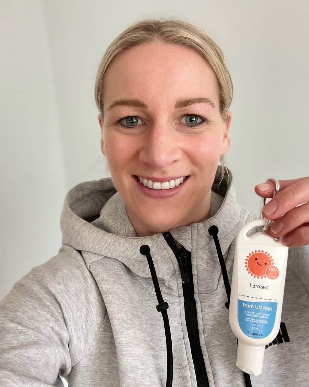 ジェンマ・ボナーのインスタグラム：「Did you know 80% of sun damage happens before the age of 18?  I am happy to be supporting @escentual 's campaign to get skin cancer cancelled 🙏   For every @escentual sunscreen bought, one will be donated to a child who needs it the most.  Find out more here: https://www.escentual.com/escentual/sun-poverty/」