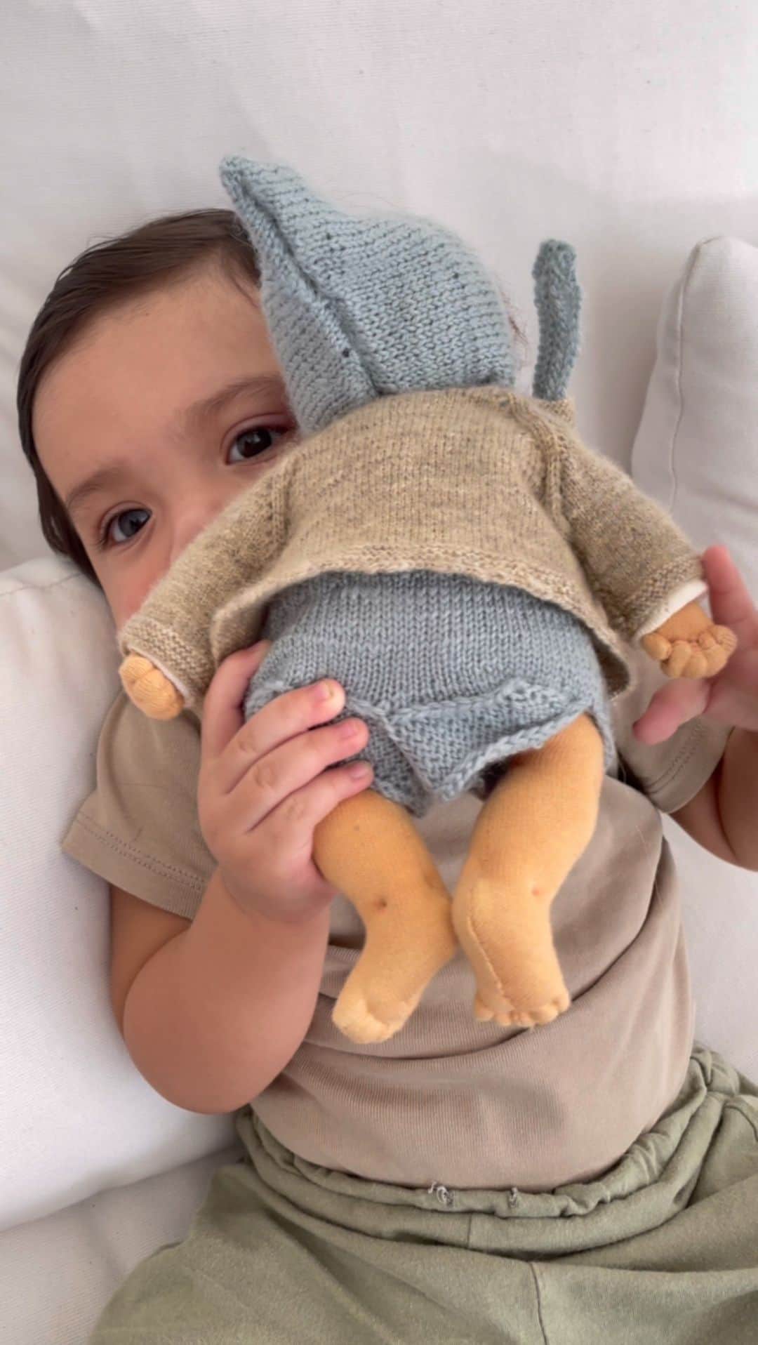 ガブリエル・アンウォーのインスタグラム：「Elias plays freely outdoors. @piklerusa ThePlayhouse.org @melissacalvillo_ @shareefmalnik」