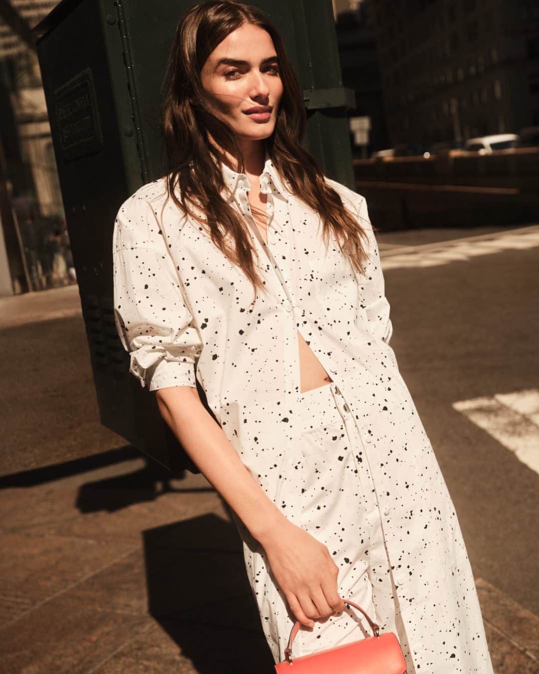 DKNYのインスタグラム：「The Summer sizzle doesn't stop when the sun goes down.   Explore the DKNY Summer collection now at DKNY.com  #IFEELDKNY」