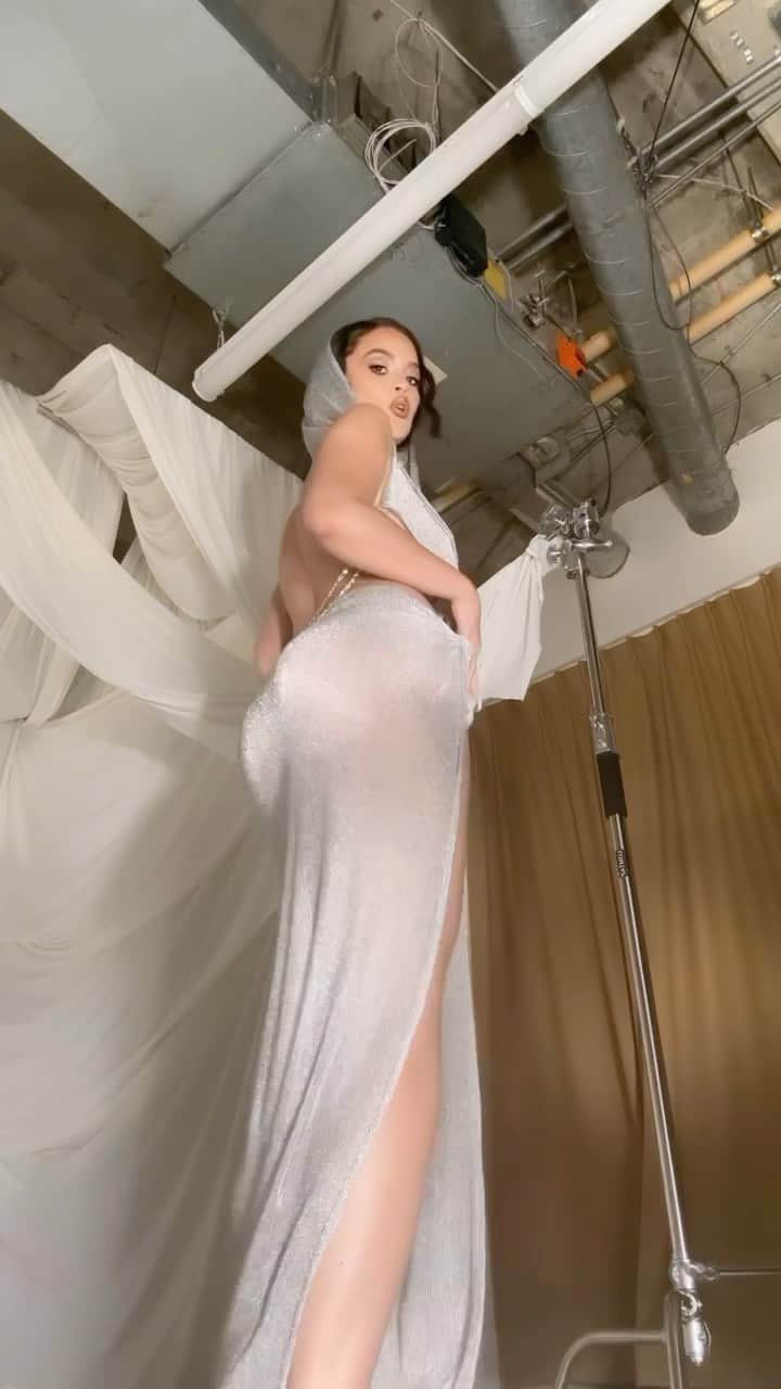 サブリナ・クラウディオのインスタグラム：「“Modo Avión” may 26th 🤍☁️ presave link in bio」