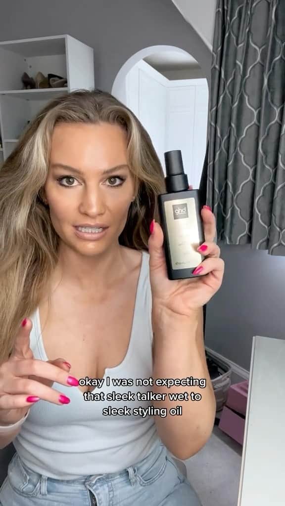 Anna Sacconeのインスタグラム：「Trying out the new @ghdhair 2 in 1 hot air styler! 😱🛫🤩👌🏼✨ My thoughts: it’s super quick & cuts down styling time in half, the oil left my hair feeling super sleek! I have thick, long, dry hair so it usually takes a loooong time to style. Let me know what you think? Have you tried it? (This is not an ad, although the product was gifted I just wanted to post my thoughts!) #hairtutorial #ghdhair #annasaccone #sacconejolys #longhair #2in1hotairstyler」