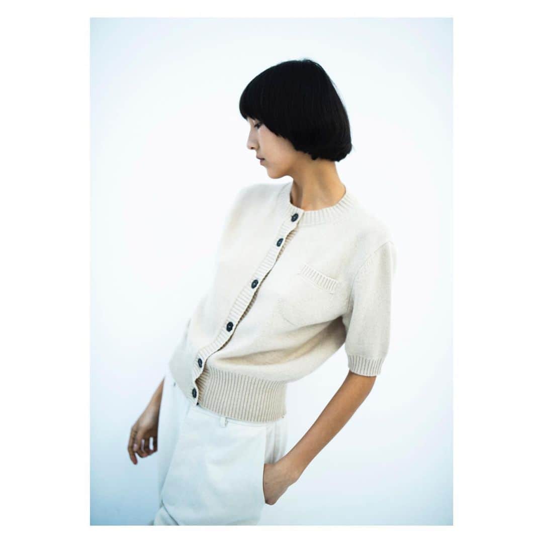 のインスタグラム：「Despina 🤍  A favorite in our wardrobe  Karina wearing the Cashmere Spring - Summer cardigan in the tunes of Natural 💚  Italian yarn made in Italy   #despinacardigan #ss23 #rikastudios #keepitsimple」