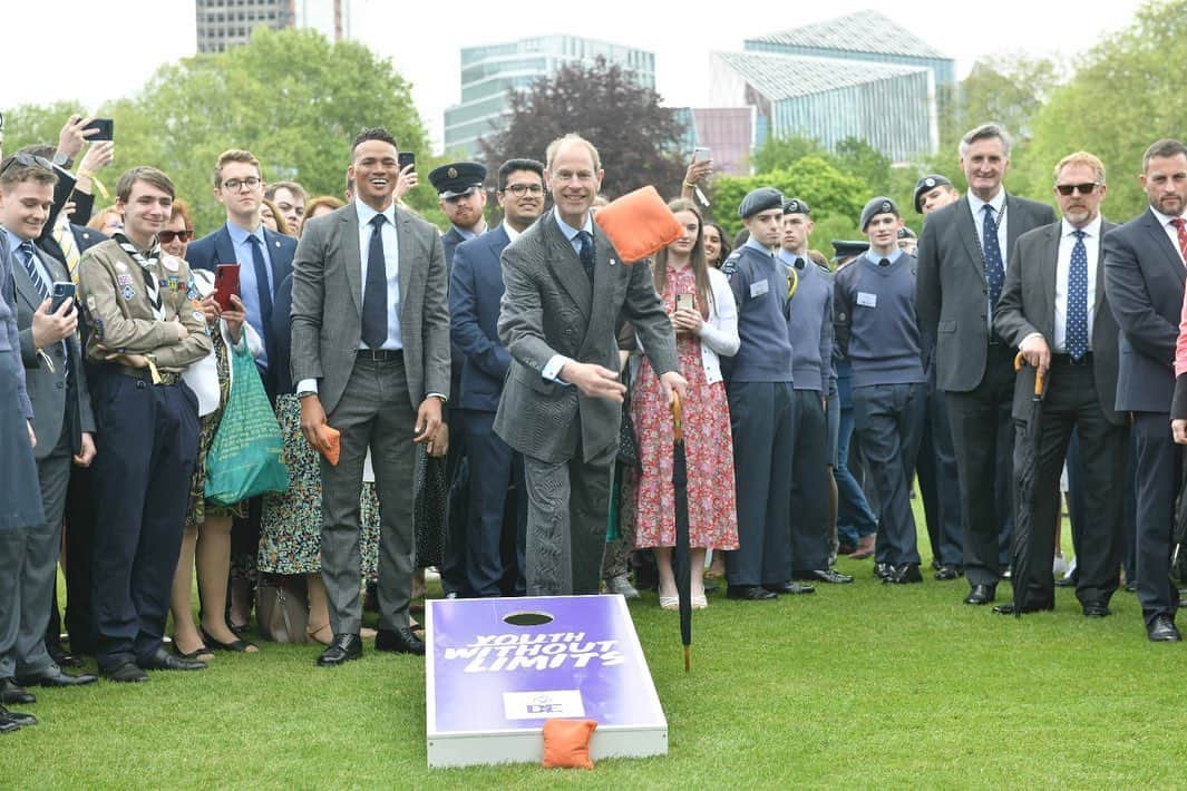 ロイヤル・ファミリーのインスタグラム：「🙌 A huge thank you to HRH The Duke of Edinburgh for hosting day one of our Gold Award celebrations – with over 2000 Gold Award holders celebrating today!🎉  The Duke gave a speech on the West Terrace – celebrating the amazing achievements of our Gold Award holders.   “This is your day, you are the reason we’re all here today celebrating” - HRH The Duke of Edinburgh.   It’s been a magnificent day! Congratulations to all Gold Award holders and to everyone who came for making it so special 💜   #CelebrateWithDofE」