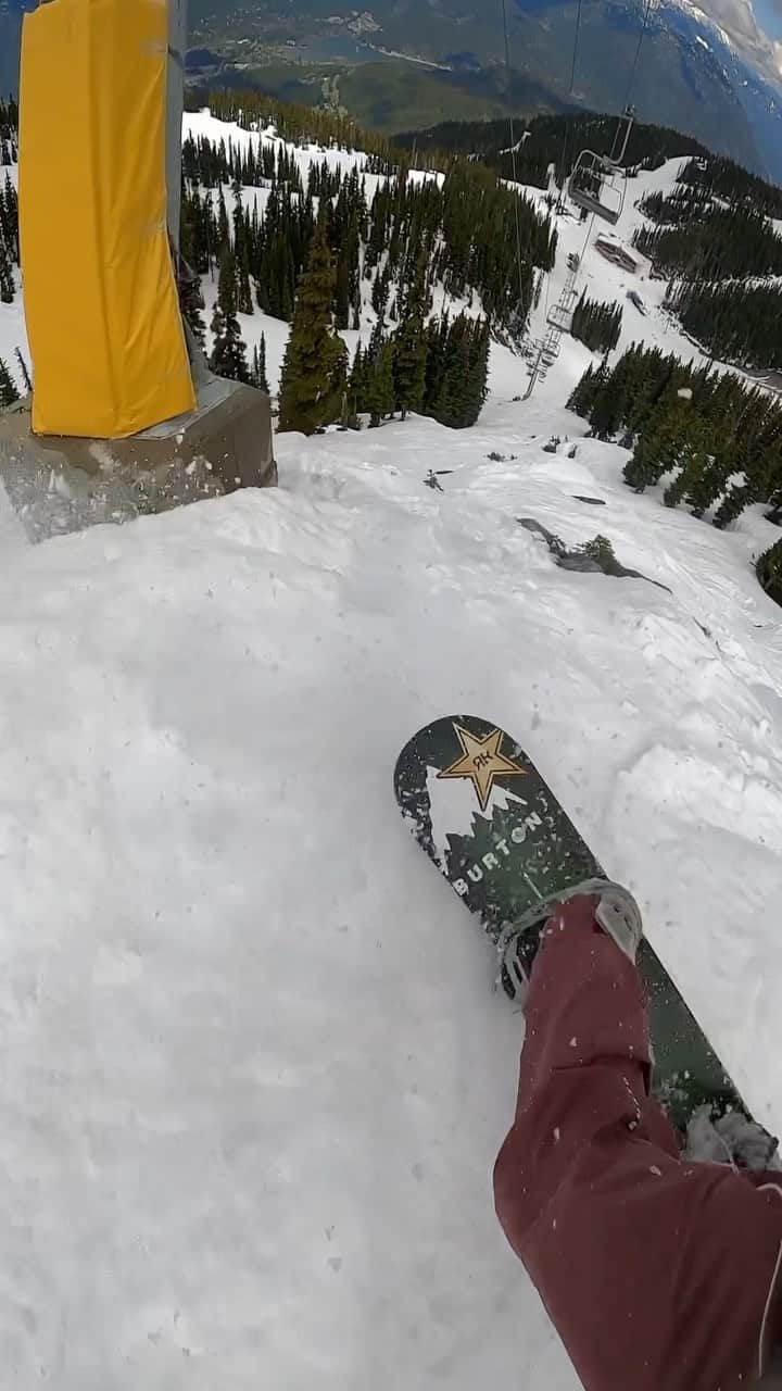 アナログクロージングのインスタグラム：「POV: Everyone’s watching you ride from the lift …  🎥 @mikeyciccarelli   #Burton #Snowboarding」