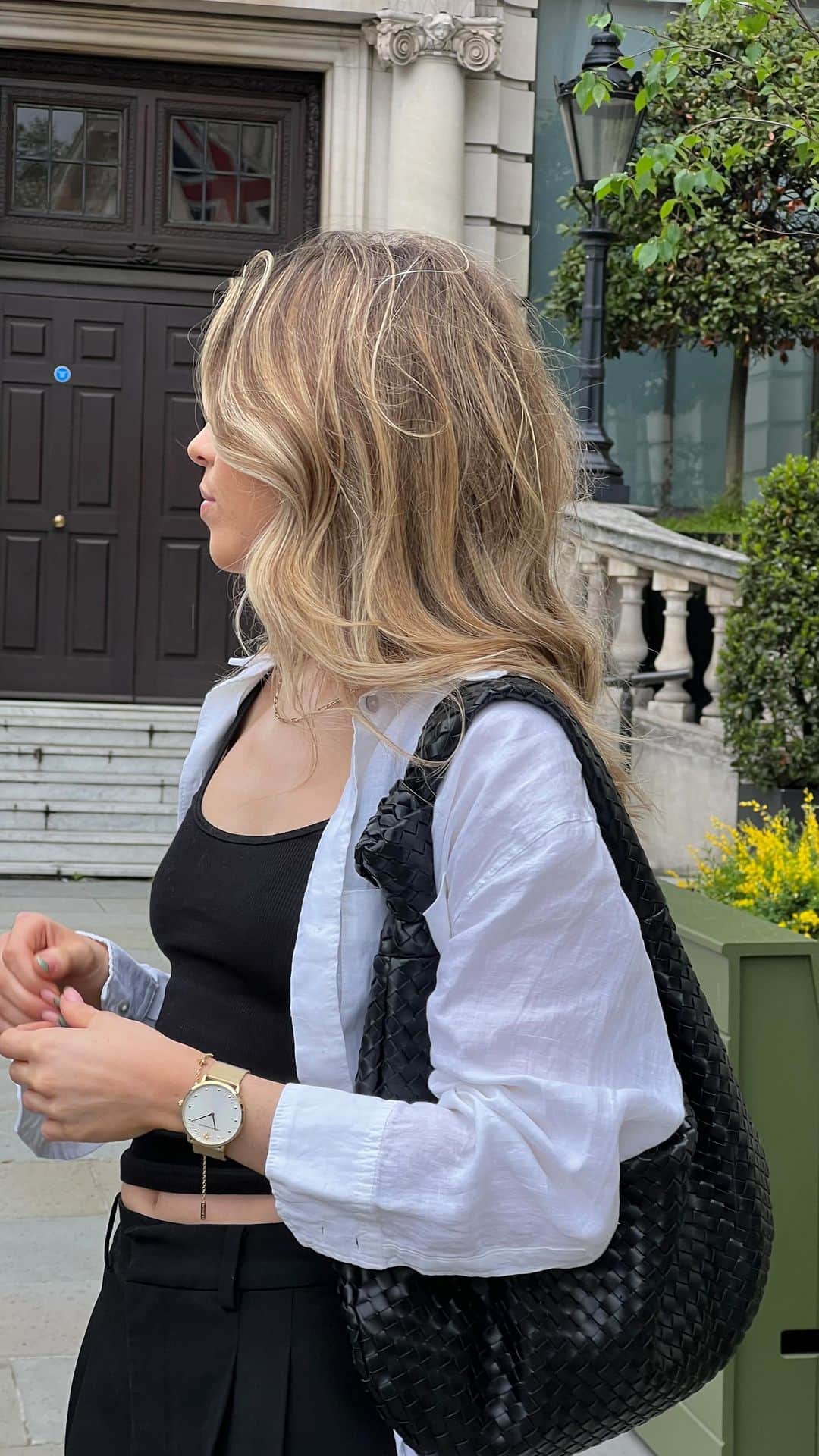 のインスタグラム：「Days in the city with my fave @oliviaburtonlondon pieces ✨🏙️ AD   #everydayoutfit #londonstyle #oliviaburton」
