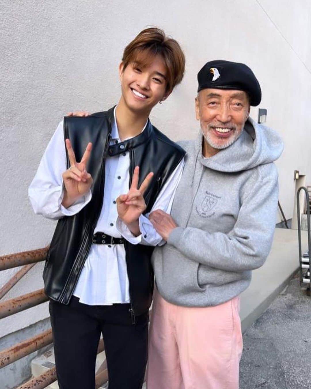 高澤笑大郎のインスタグラム：「昨日はLAトーランスで【ららら祭り】に 参加させていただきました。 たくさんの温かい声援や拍手をありがとうございました‼︎ そして、世界中からインスタライブに参加してくださった皆さん、ありがとうございました‼︎  テリー伊藤さんと美川憲一さん。 一緒にお写真を撮っていただきありがとうございました。 いつか僕たちも、日本で活躍出来るように精一杯頑張ります。 優しく温かく僕と話してくださってありがとうございました。今日の日を僕は忘れません。  #Crossingrain #xr #boyband #Hawaii #Oahu #Aloha #Music #Japan #Honolulu #Hilo #Kpop #Jpop #rap #singing #dance #have #courage #and #be #kind #ありのまま」