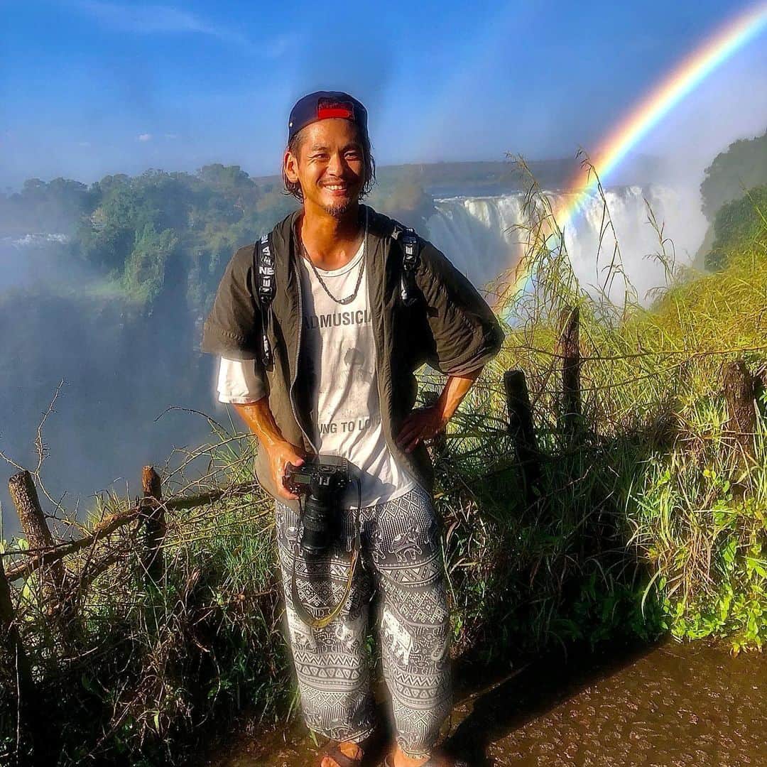 五十嵐恭雄さんのインスタグラム写真 - (五十嵐恭雄Instagram)「101カ国目は #ジンバブエ 🇿🇼 #ヴィクトリアの滝 行ってきました！🏃  値段が値上がりして50ドル💵 観光系で過去一高いような！  雨季終わったばかりで、 水量多すぎて、 水飛沫やばすぎて、 視界が見えないw そして大雨に打たれたようにびしょびしょになりました。 個人的にはイグアスの滝に軍配✍️  #虹 は最高に綺麗でした！  #rainbow  #ビクトリアフォール #ビクトリアフォールズ  #victoria #victoriafalls #victoriafall  #世界遺産 #worldheritage  #アフリカ #africa  #旅 #旅人 #trip #triper」5月16日 3時23分 - yasuo_ikarashi_