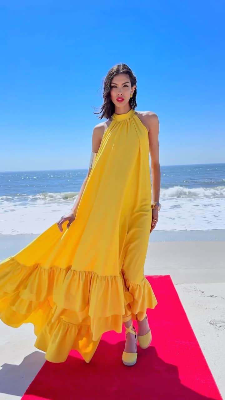 アリス+オリビアのインスタグラム：「a dress should be dramatic, it should make people look, it should also allow you to express who you are, how you feel, and how you want to feel…. ! xoxo -Stace (ps there are some of my summer favorites!)」