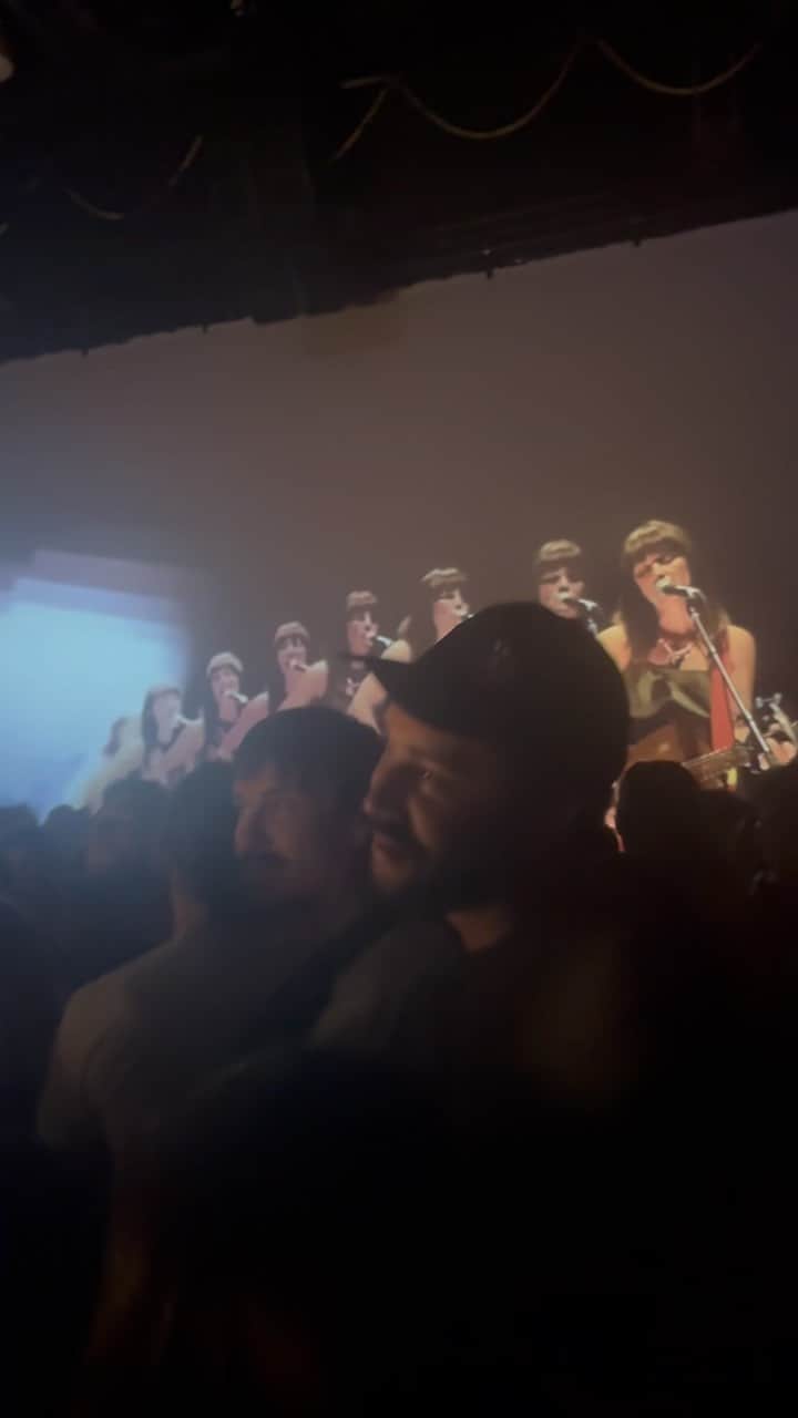 メーガン・ブーンのインスタグラム：「MUST SEE (@feistmusic) Feist’s luminous MULTITUDES tour. I was shaking at the end of the show, intimacy crescendoing into rapturous spectacle— it felt like falling in love   Thanks again Mat & Mahshad— so much good music this year, so far. ❤️❤️」