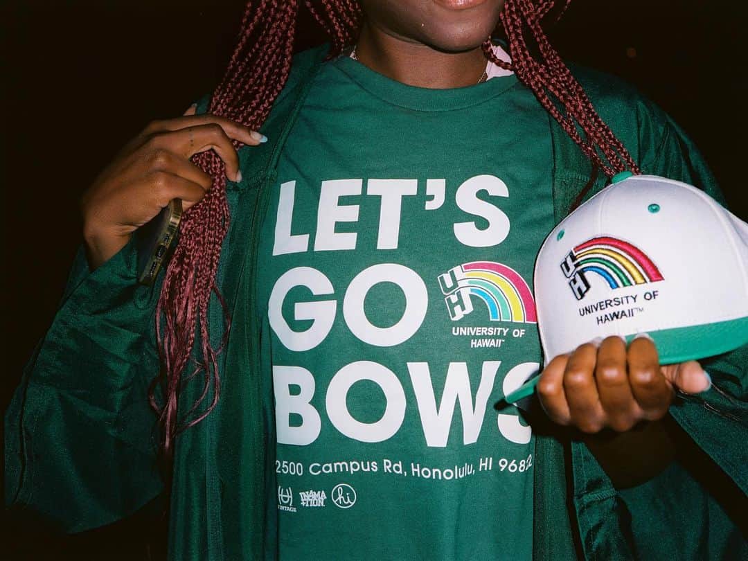 のインスタグラム：「LET’S GO BOWS!  University of Hawai’i X In4mation Licensed Collaboration  Wednesday May 17th 8AM HST online at www.In4mation.co  Select “Local Pick Up” as the delivery method or stop by Slashers to get these pieces in store!   #hawaiioriginals #in4mation #uh #universityofhawaii #hi #ihm #gobows #gowarriors」