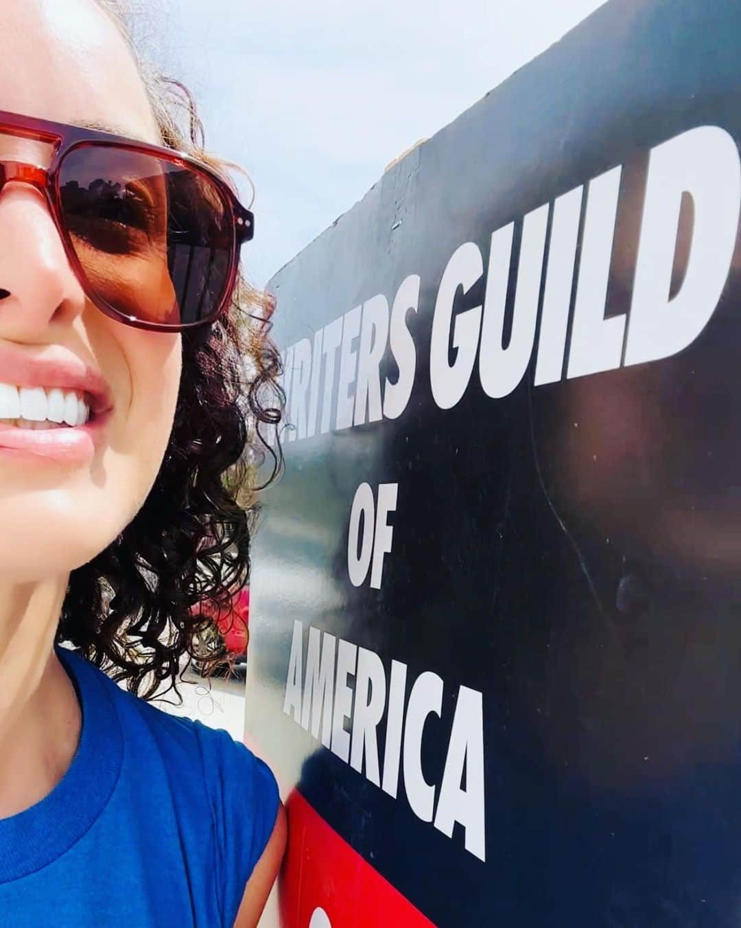 ジャッキー・セイデンのインスタグラム：「My favorite people on the planet are in the WGA and I stand with them as an actor and as a human! Obviously. This pale Ashkenazi jew doesn’t stand out in the sun for just ANYBODY. @wgawest @wgaeast @wgaunity @sagaftrafound @sagaftra  . . . . . #wgastrong #wgastrike #wgastrike2023」