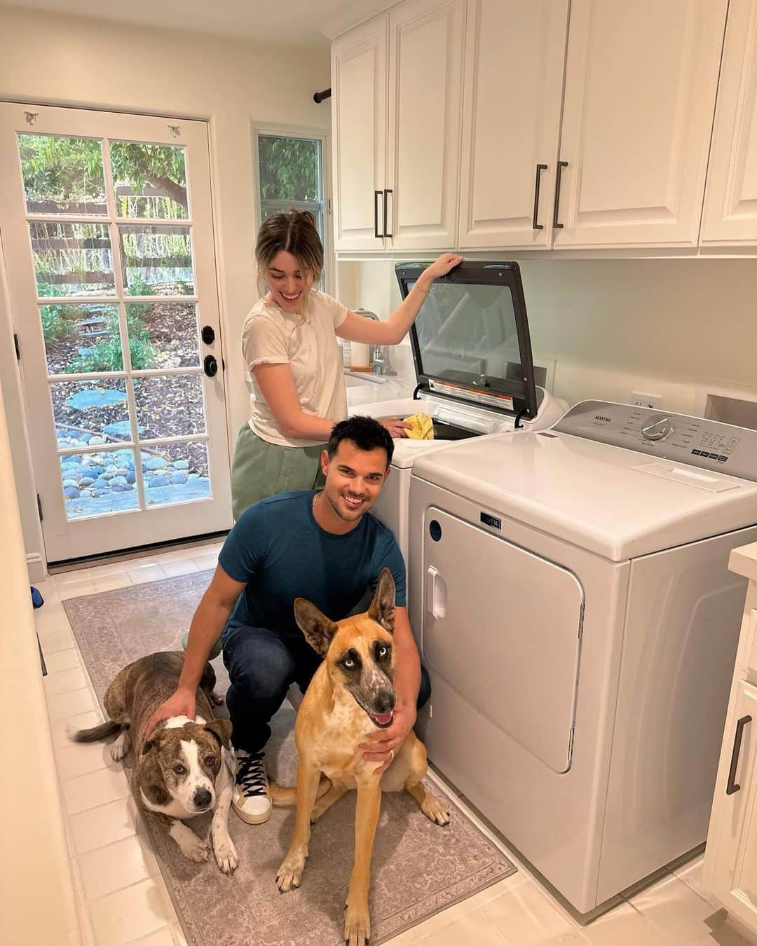 テイラー・ロートナーのインスタグラム：「Who loves their dog but hates pet hair? We’ll start🙋🏼‍♀️🙋🏽‍♂️ Lucky for us we discovered the Pet Pro System from @maytag #ad With features like the built-in Pet Pro filter in the washer, XL lint trap and the wrinkle prevent option on the dryer, we’re obsessed to say the least! And lucky for you #MayisMaytagMonth so you can get up to 30%* off all major #Maytag appliances through May 31st! Shop the link in our bios *Offer valid 4/27/23-5/31/23. See store for pricing and offer details. Advertised savings available through Maytag.com and participating retailers. Prices may vary. Additional terms and conditions apply. ®/TM © 2023 Maytag. All rights reserved.」