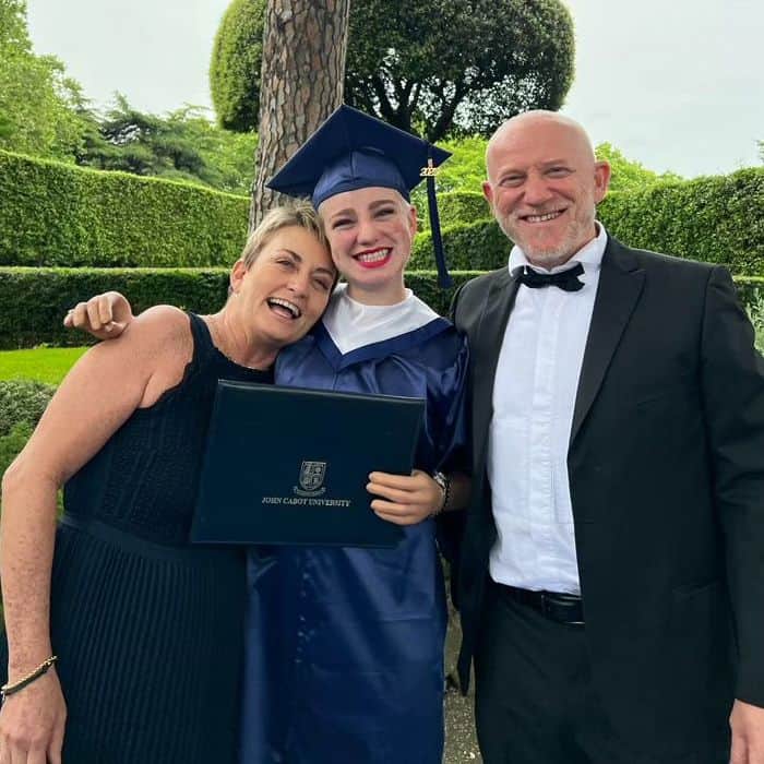 ベアトリーチェ・ヴィオのインスタグラム：「🎉 Seeeee...il mio nuovo "titolo" da mettere in bacheca! 🎓👩🏼‍🎓🦾  Per tutte le notti prima degli esami. Per tutti gli "accetto anche un 18". Per tutti i "stavolta non so niente". Per tutti gli appunti presi (pochi). E tutti quelli chiesti (tanti). Per tutti i gruppi di studio in aula. In biblioteca. In casa. Al bar. Per tutte le domande che non erano nei libri. Per tutti gli spritz post esame. Per tutte le splendide persone che hanno segnato indelebilmente gli anni più belli della mia vita. Per tutti questi motivi è stato un percorso meraviglioso.  E stasera è il caso di festeggiare alla grandissima con le persone che mi sono state vicine in questi 5 anni 🥳🍹💃🏻」