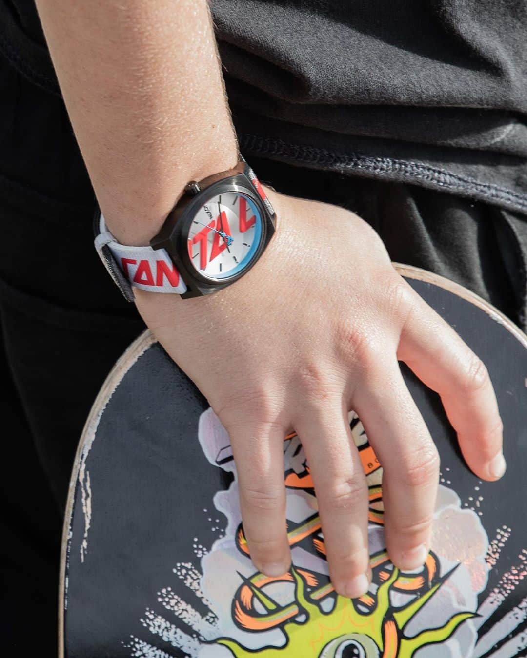 ニクソンのインスタグラム：「The @santacruzskateboards Time Teller.   When you take the classic Santa Cruz logo and run it through an iconic #Nixon silhouette with a durable polyester band, you’ll have everyone doing a double take.   Wait, is that a screaming second hand? Consider that a triple take.」