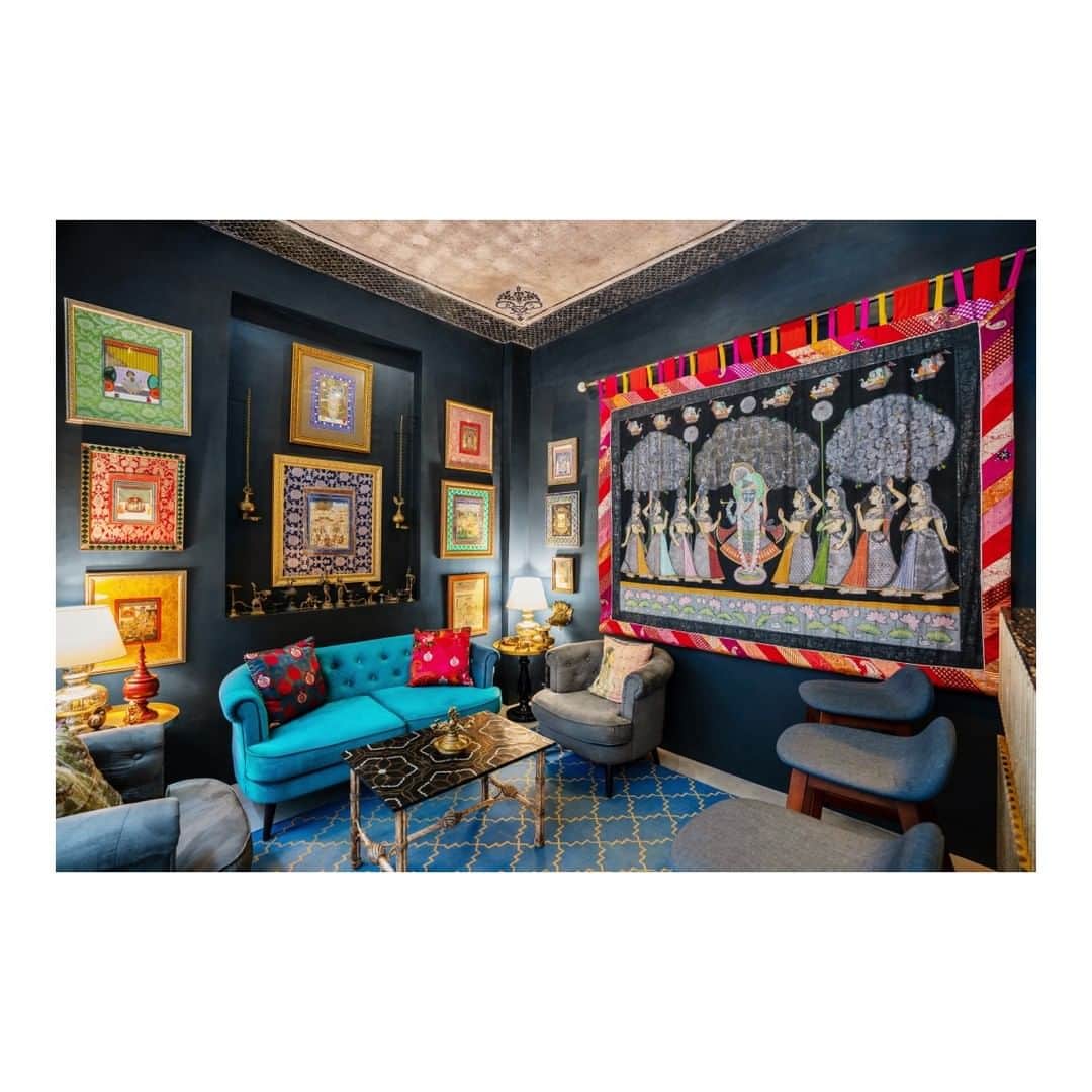 Airbnbさんのインスタグラム写真 - (AirbnbInstagram)「Shan’s private room in the heart of the Pink City is decorated with his personal collection of antique textiles, anchored by a stunning Kashmiri Jamawar shawl.」5月16日 4時10分 - airbnb