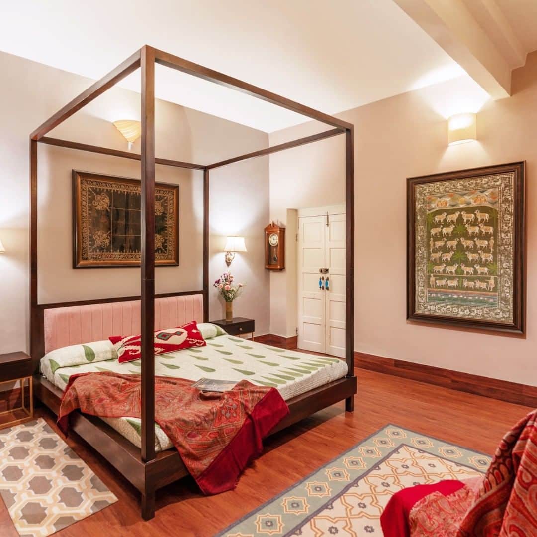 Airbnbのインスタグラム：「Shan’s private room in the heart of the Pink City is decorated with his personal collection of antique textiles, anchored by a stunning Kashmiri Jamawar shawl.」