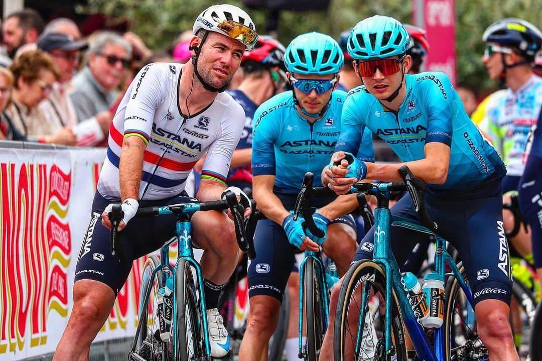 マーク・カヴェンディッシュのインスタグラム：「Rest Day photo dump of the first part of @giroditalia   Loads of rain, a couple of crashes, many climbs.  But absolutely LOVING it. 💗  On to the next week with my @astanaqazaqstanteam boys.  📸 @sprintcycling」