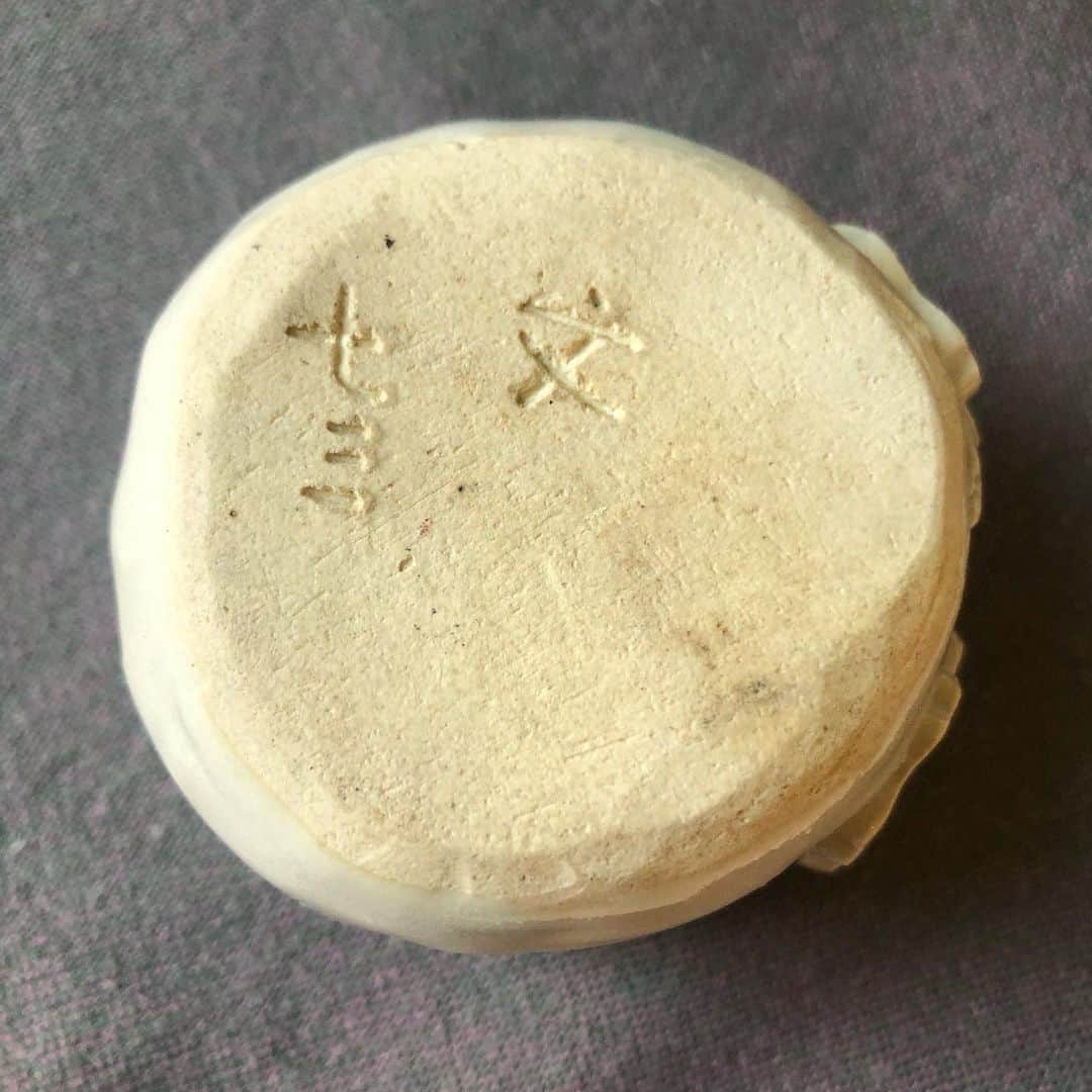 下條ユリさんのインスタグラム写真 - (下條ユリInstagram)「#墨貫入　 私のおてしょとママのお猪口 Sumi and Shu ink sticks on a Sumi Kannyu small plate I made with my mother long time ago.   We visited a master ceramicist’s kiln in Japan and he let us play. Mama was making her little sake cup with cherry blossoms🌸 on it, of course. ( the 5th pic)   New commissioned Work in progress! I chose Rose Black Sumi ink to work on this piece. 🌹🌚  #SumiKannyu is a crackle glaze achieved by careful control of the raw materials which produce minute fractures on the outer surface of the glaze.  The fractures are filled in with sumi, to highlight the unique crackling patterns.  NYの医療関係のご家族のための大きな絵を描き始めました。まだ先は長し。選んだ茜墨と朱がのっている小皿は昔ある陶芸家さんの窯を母と訪ねた時にこねこねして作らせていただいたもの。ママはやけに凝って桜の花くっつけてお猪口作ってた。(5枚目の写真) サインは文(文代の文)とユリ　#ちいさならくがき    #SumiAndShu #墨と朱  #yakimono #ink #ochoko」5月16日 4時43分 - yurishimojo