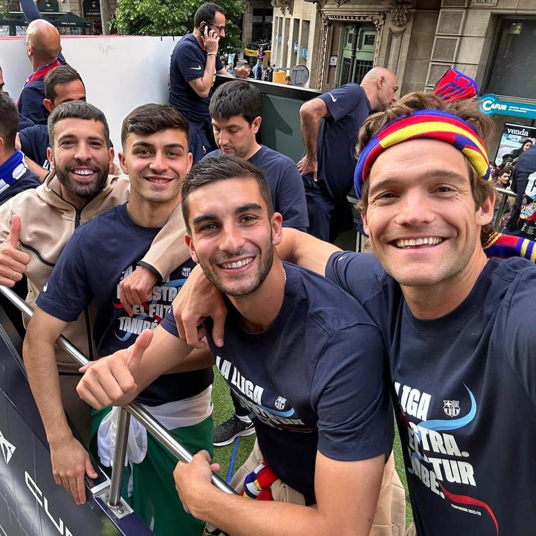 のインスタグラム：「Espectacular Culers! Gracias❤️💙 Vamos a por más 🏆  #marcosalonso #barça」