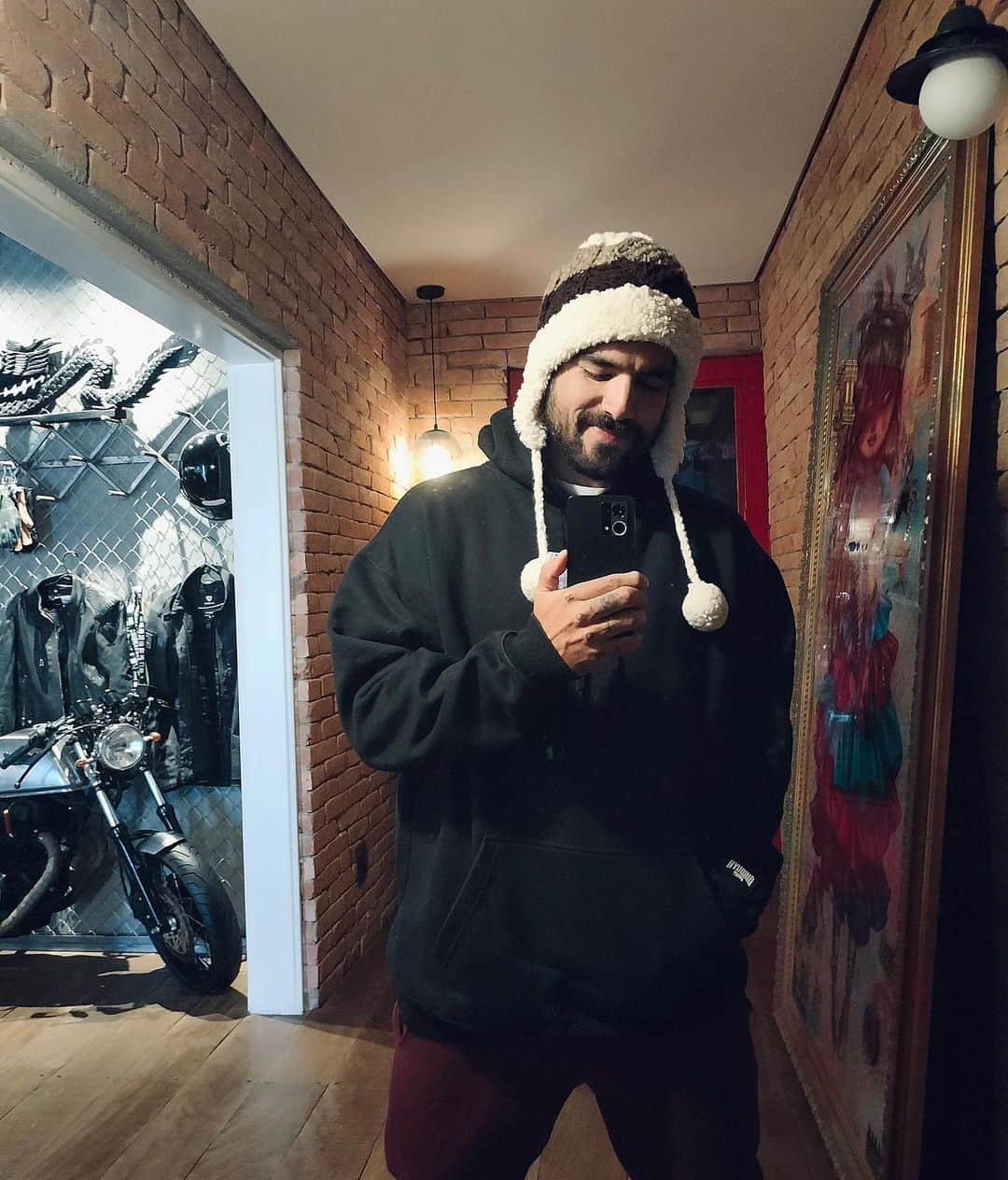 カイオ・カストロのインスタグラム：「O frio chegou mesmo, hein galera? Mas bora lá que ele não pode parar a gente não. Fotinho no espelho com o look do dia antes de sair de casa, feita com meu OPPO Reno7! #MeuPrimeiroOPPO #ShotOnOPPO #publicidade」