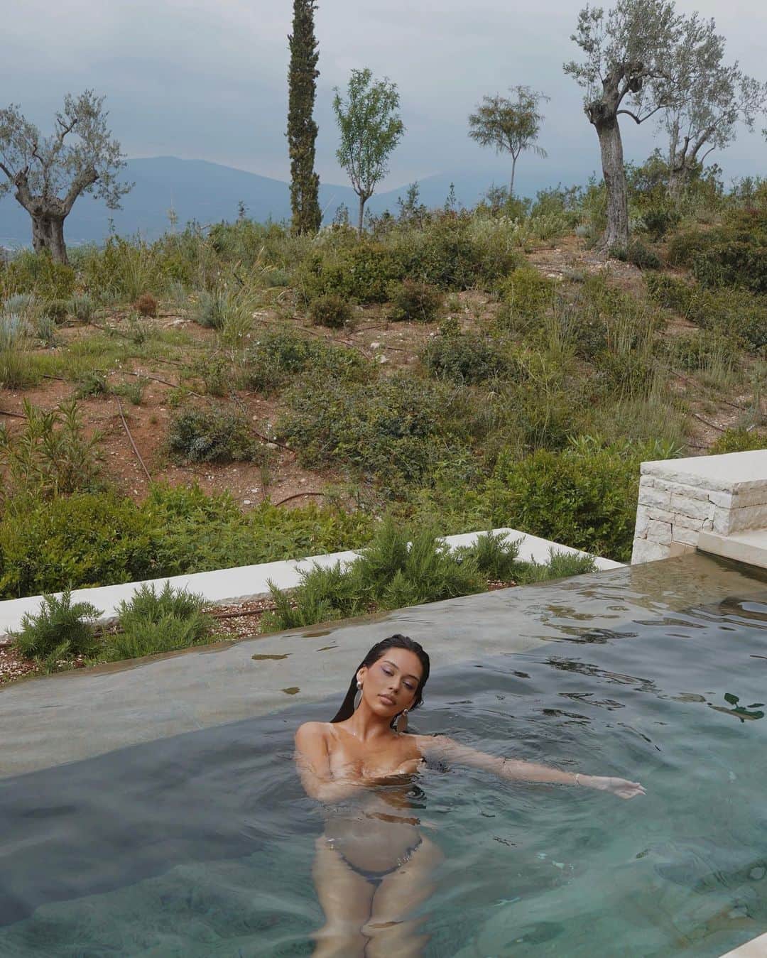 JANICE JOOSTEMAのインスタグラム：「🧜🏼‍♀️ one thing about me, if there’s water, I’ll be in it」