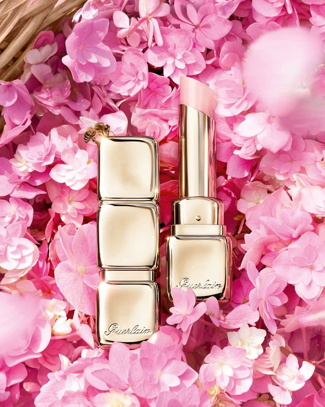 のインスタグラム：「Bloom into spring with Guerlain's signature honey glow, for your made-to-measure perfect pink.​  Discover KissKiss Bee Glow in Shade 258 – Rose Glow.​  #Guerlain #BeeGarden #KissKissBeeGlow」