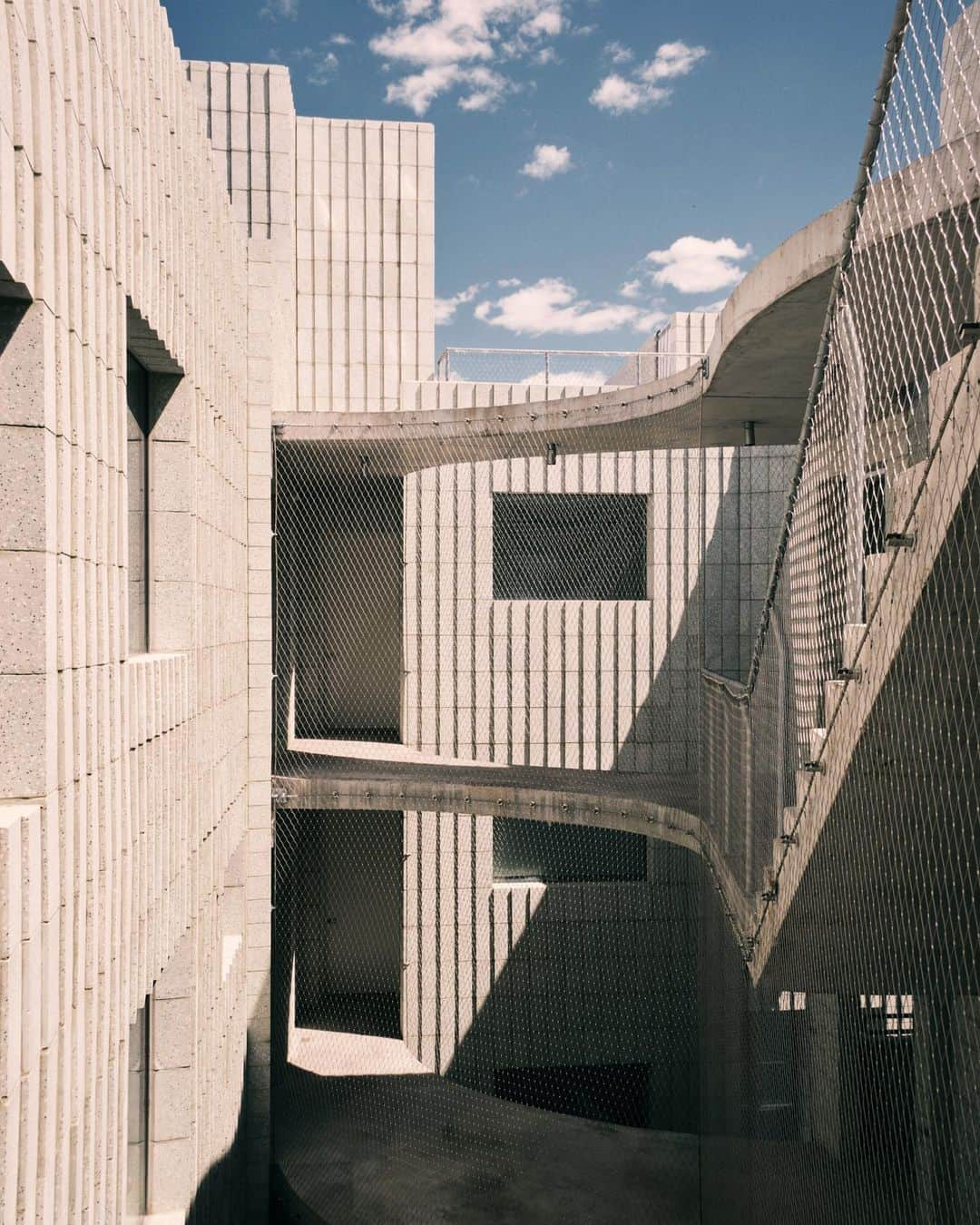 アリス・ガオさんのインスタグラム写真 - (アリス・ガオInstagram)「transported to this lush concrete wonderland. fun little tour of @450warren c/o @thecreativesagent 🌿.」5月16日 4時54分 - alice_gao