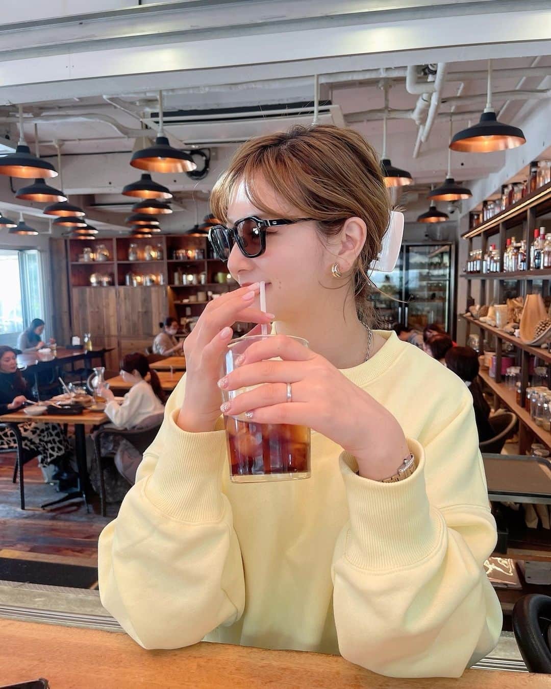 モンスーンカフェさんのインスタグラム写真 - (モンスーンカフェInstagram)「🌴 @ch1kq014 ご来店ありがとうございます⁠ Thank you! See you again! 🌊⁠ ---⁠ Repost:⁠ 久々美容オタランチはとんでもなく⁠ 楽しかった🍔⁠ よく会ってはいるが表参道で⁠ ランチは久々🥳⁠ @ayano__2727⁠ ⁠ そしてREVIのクッションファンデ⁠ がとってもいい感じすぎる🫶🏻⁠ パケも限定の⁠ ピンクキラキラ💖すき⁠ ⁠ 髪の毛は私ほんとーに伸びるのが⁠ 早くて早くてもー結んで逆リンパ⁠ してクリップでとめただけ🐻⁠ ⁠ ここ久々に行ったらとっても⁠ すきだった〜🫶🏻☕️⁠ ワンコロも一緒に行ける⁠ みたいです🐶⁠ わんちゃん用のガパオとか隣のワンコロ食べてて美味しそうでした🍖⁠ ⁠ 愛犬家の方は是非❣️⁠」5月16日 5時00分 - monsooncafe_gd