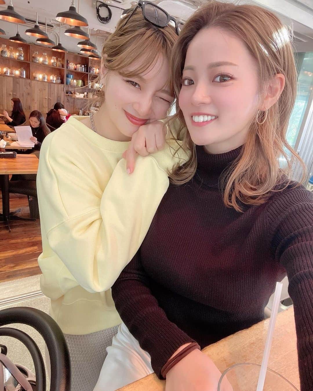 モンスーンカフェさんのインスタグラム写真 - (モンスーンカフェInstagram)「🌴 @ch1kq014 ご来店ありがとうございます⁠ Thank you! See you again! 🌊⁠ ---⁠ Repost:⁠ 久々美容オタランチはとんでもなく⁠ 楽しかった🍔⁠ よく会ってはいるが表参道で⁠ ランチは久々🥳⁠ @ayano__2727⁠ ⁠ そしてREVIのクッションファンデ⁠ がとってもいい感じすぎる🫶🏻⁠ パケも限定の⁠ ピンクキラキラ💖すき⁠ ⁠ 髪の毛は私ほんとーに伸びるのが⁠ 早くて早くてもー結んで逆リンパ⁠ してクリップでとめただけ🐻⁠ ⁠ ここ久々に行ったらとっても⁠ すきだった〜🫶🏻☕️⁠ ワンコロも一緒に行ける⁠ みたいです🐶⁠ わんちゃん用のガパオとか隣のワンコロ食べてて美味しそうでした🍖⁠ ⁠ 愛犬家の方は是非❣️⁠」5月16日 5時00分 - monsooncafe_gd