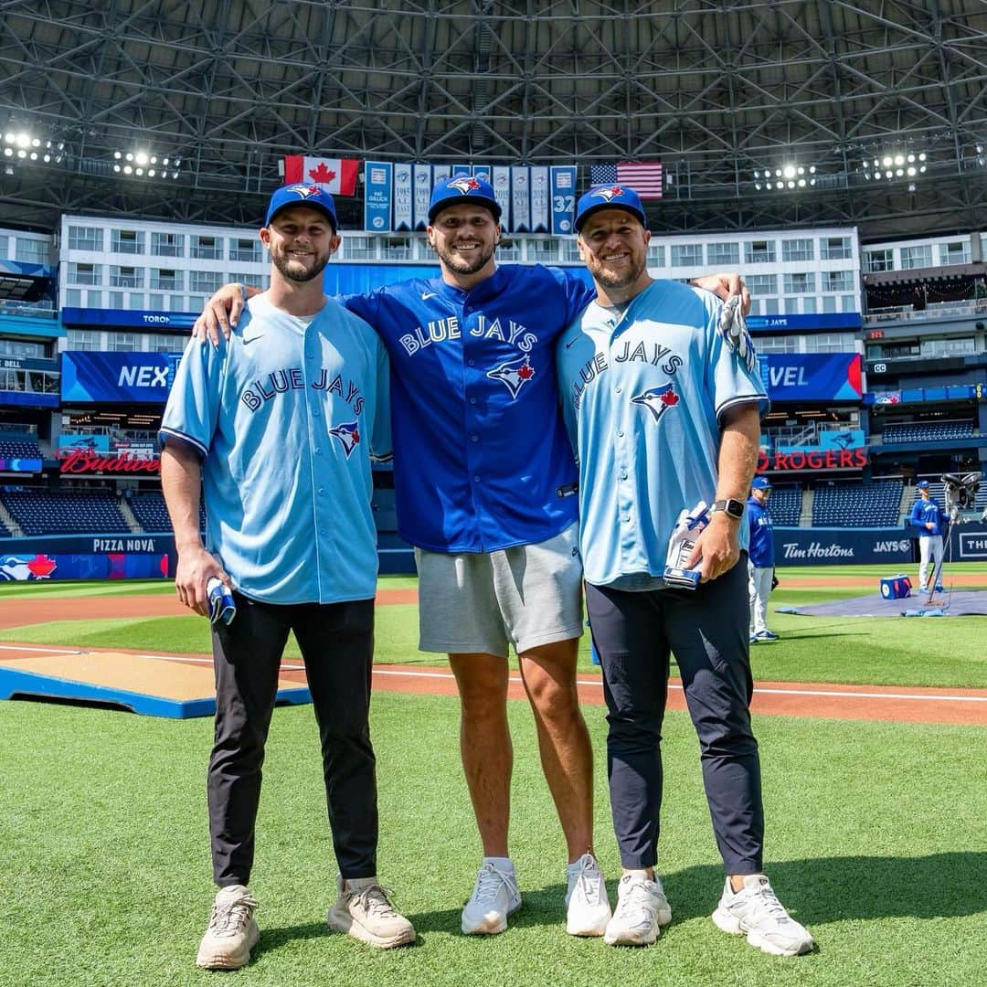 トロント・ブルージェイズさんのインスタグラム写真 - (トロント・ブルージェイズInstagram)「The boys go to the @BlueJays game! ⚾️#NextLevel #BillsMafia」5月16日 5時03分 - bluejays