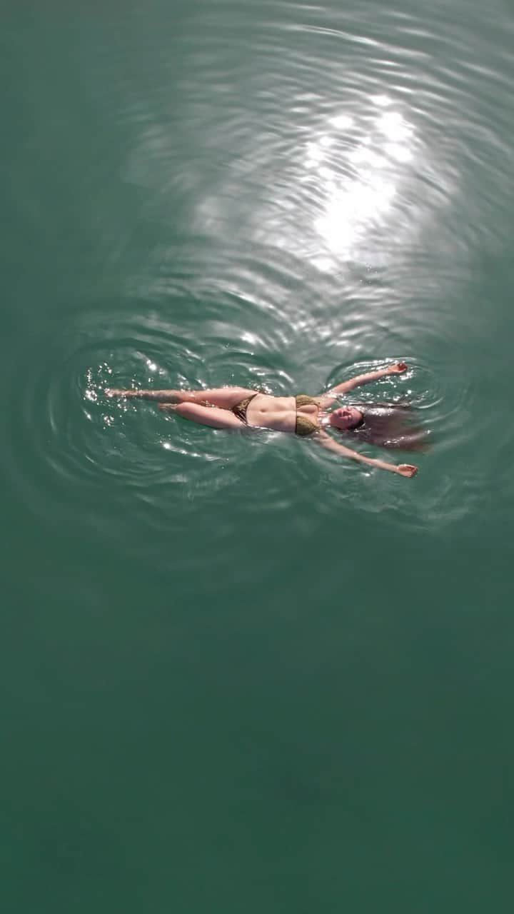 Larsen Thompsonのインスタグラム：「A check off my bucket list✔️ a million places I want to visit, but the Dead Sea was one.. the lowest point on Earth, containing 10x more salt than ordinary sea water which keeps you floating!!! I couldn’t wait to get this video and be able to put my song over it, link in bio to listen more🤍 #deadsea #music 🎥: @ebanutiy」