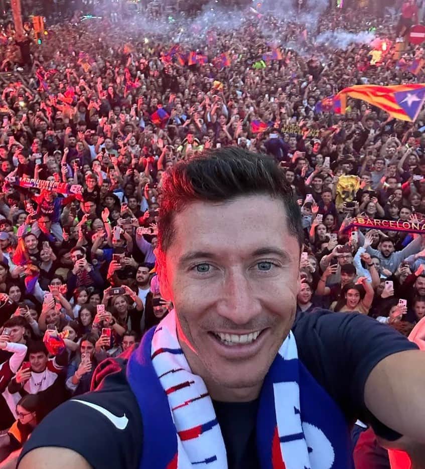 ロベルト・レヴァンドフスキのインスタグラム：「What a night! We are the Champions! 💙❤️  @fcbarcelona」