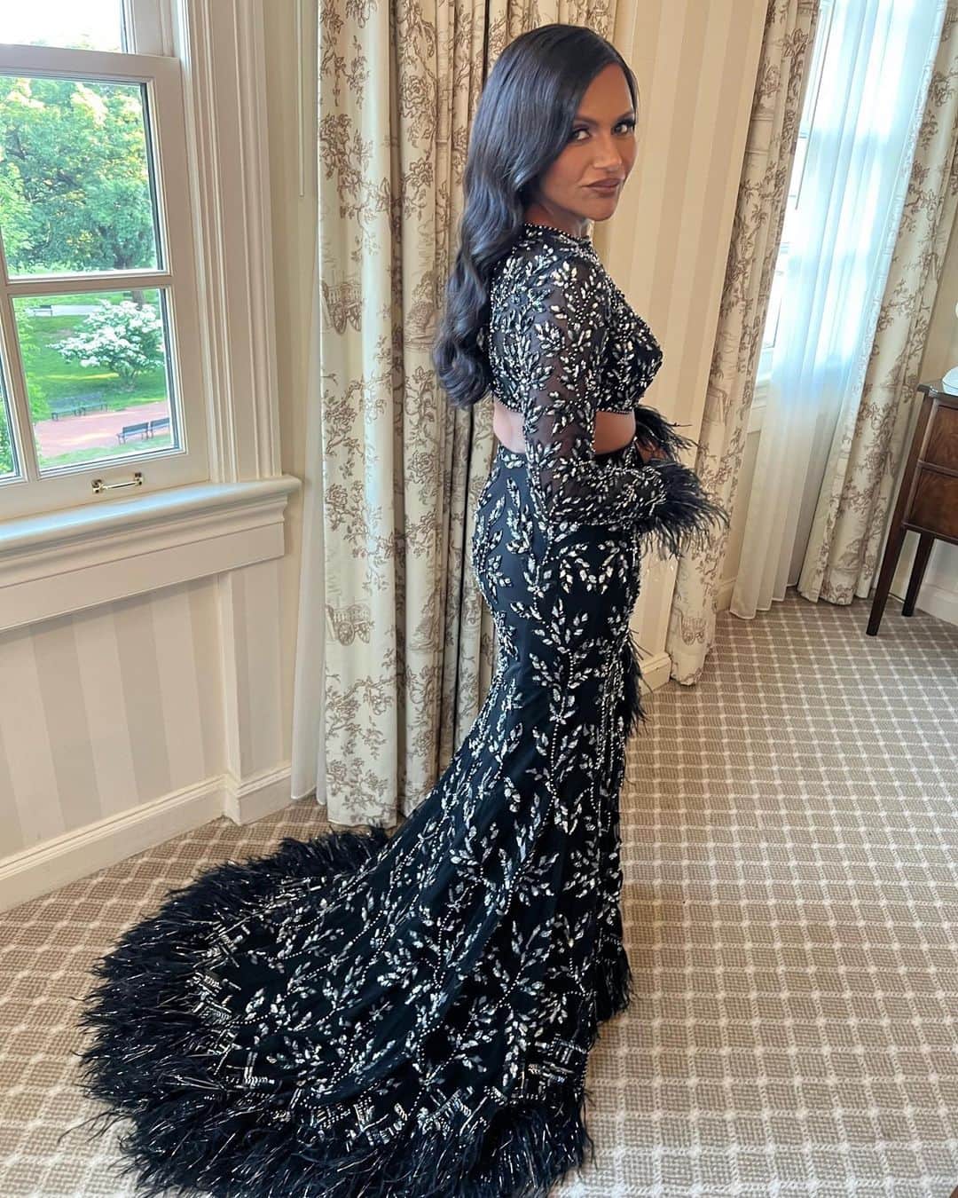 ミンディ・カリングのインスタグラム：「The Smithsonian National Museum of Asian Art in Washington D.C. is celebrating its 100th(!) anniversary, and I was honored to emcee their gala as a member of the board. I love @natasianart! To see objects reflecting my South Asian heritage presented among the treasures is incredibly meaningful. I was also thrilled to be able to wear @manishmalhotra05, an iconic Indian designer I’ve admired for so long, and to get to meet Congresswoman Pramila Jayapal @repjayapal, Congressman Ro Khanna @reprokhanna, U.S. Associate Attorney General Vanita Gupta and see my friends, the White House Director of Speechwriting, Vinay Reddy, and his lovely wife Neelima. A perfect night!」