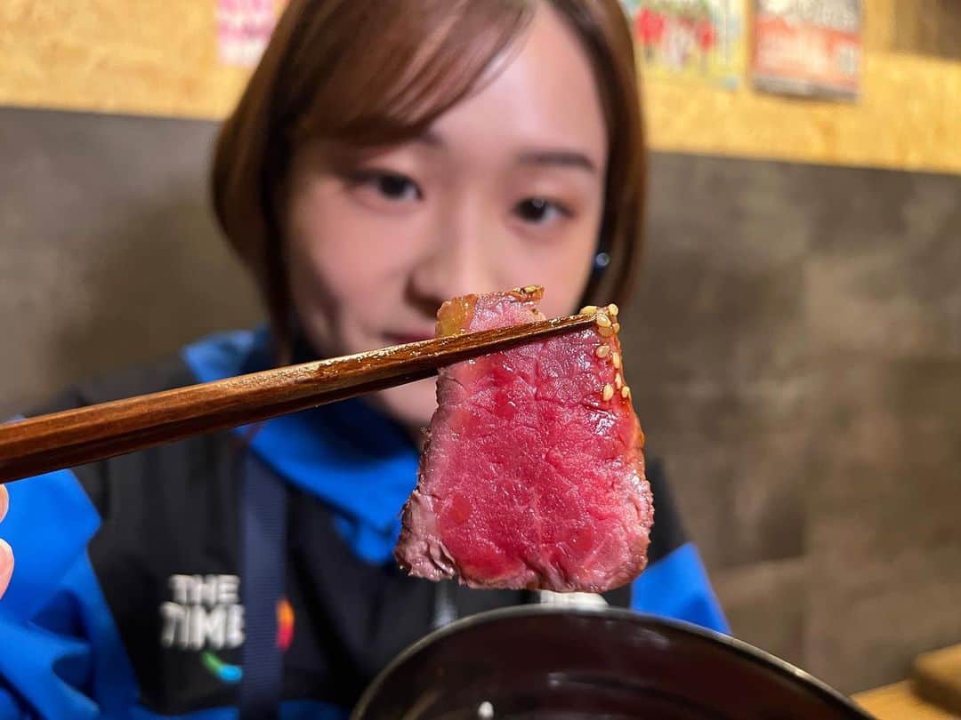 篠原梨菜さんのインスタグラム写真 - (篠原梨菜Instagram)「#早朝グルメ 東京・八王子駅近く まるはちローストビーフ食堂へ！ 精肉店からお肉を安く仕入れています。 和牛ローストビーフ丼たまご付き900円😋 赤身のお肉が柔らかい！黄身を崩してタレを絡めればまろやか。塩コショウやわさびでさっぱりと。ご飯がすぐなくなる🍚 #朝5時の美味time #thetime_tbs #八王子グルメ  #ローストビーフ丼 #まるはちローストビーフ食堂 #tbs」5月16日 5時46分 - shinorinatbs