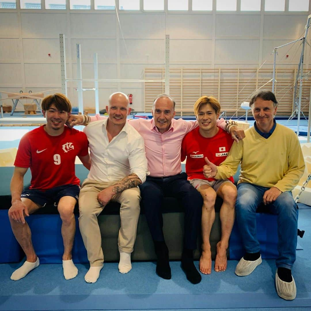 湯浅賢哉のインスタグラム：「Photo With Gymnastics Legends📸  It's such an honor for me and absolutely I will treasure this photo for the rest of my life!  体操界の歴史に名を刻んできた偉大な方々と写真‼️  一生の宝物です🥹  左から: From left to right, are  柏木とらじ大先輩 @toraji0911  @trazi.japan   ファビュアン・ハンビュヘンさん Fabian Hambüchen @fabian.hambuechen   ギンガーさん Eberhard Gienger  俺:Me  マクーツさん Bogdan Makuts  #メンツ豪華すぎ #とらじくんギンガーさんに殴られてる #ギンガーさん73歳で車輪してた」